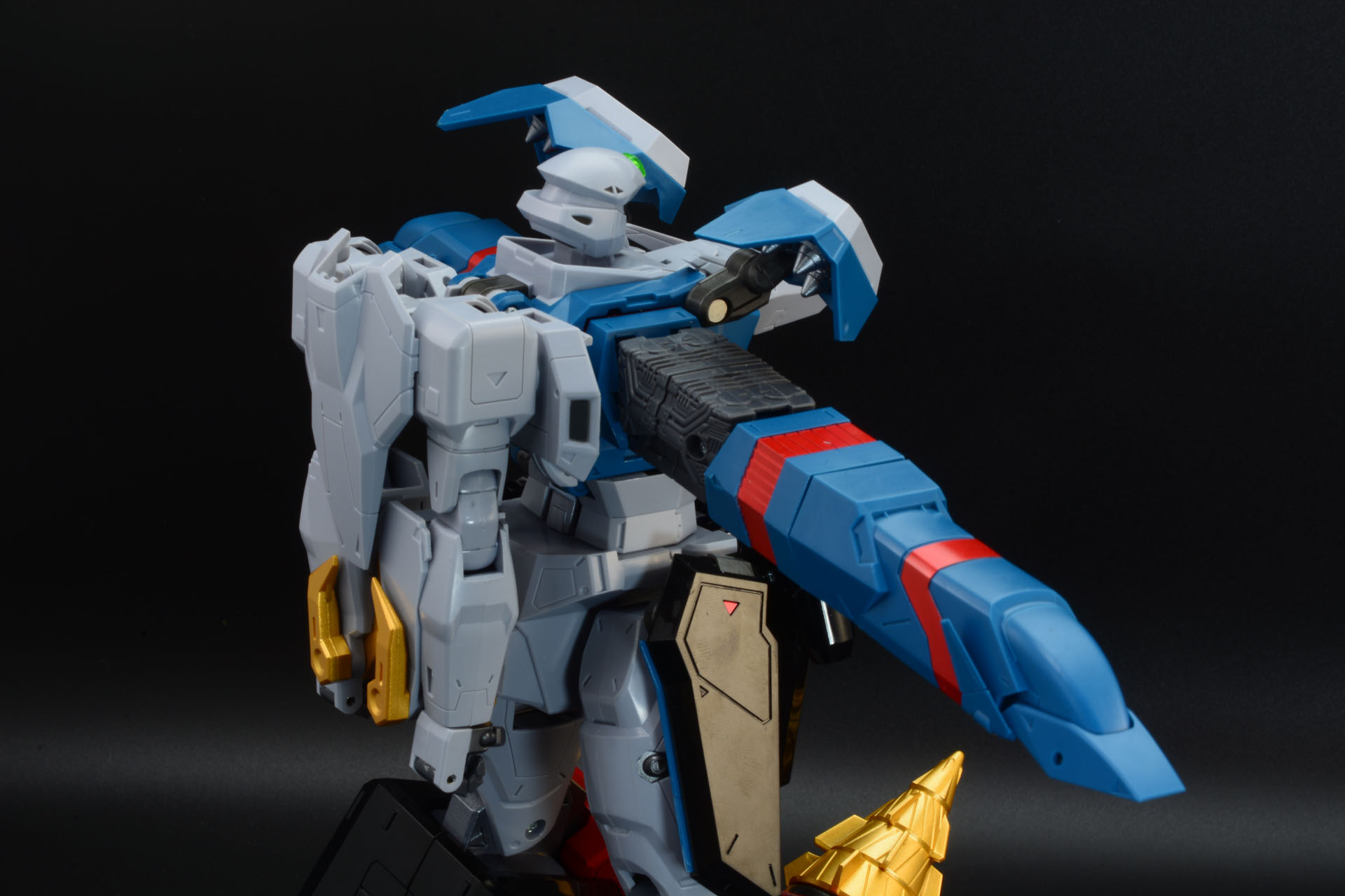 ガオファーの中を通す。大胆な合体方法はガオガイガーの時から驚きだった。タイトで緊張するが、スムーズに通る。変形解除時は引き抜くのでは無くそのまま押し込むとうまくいく