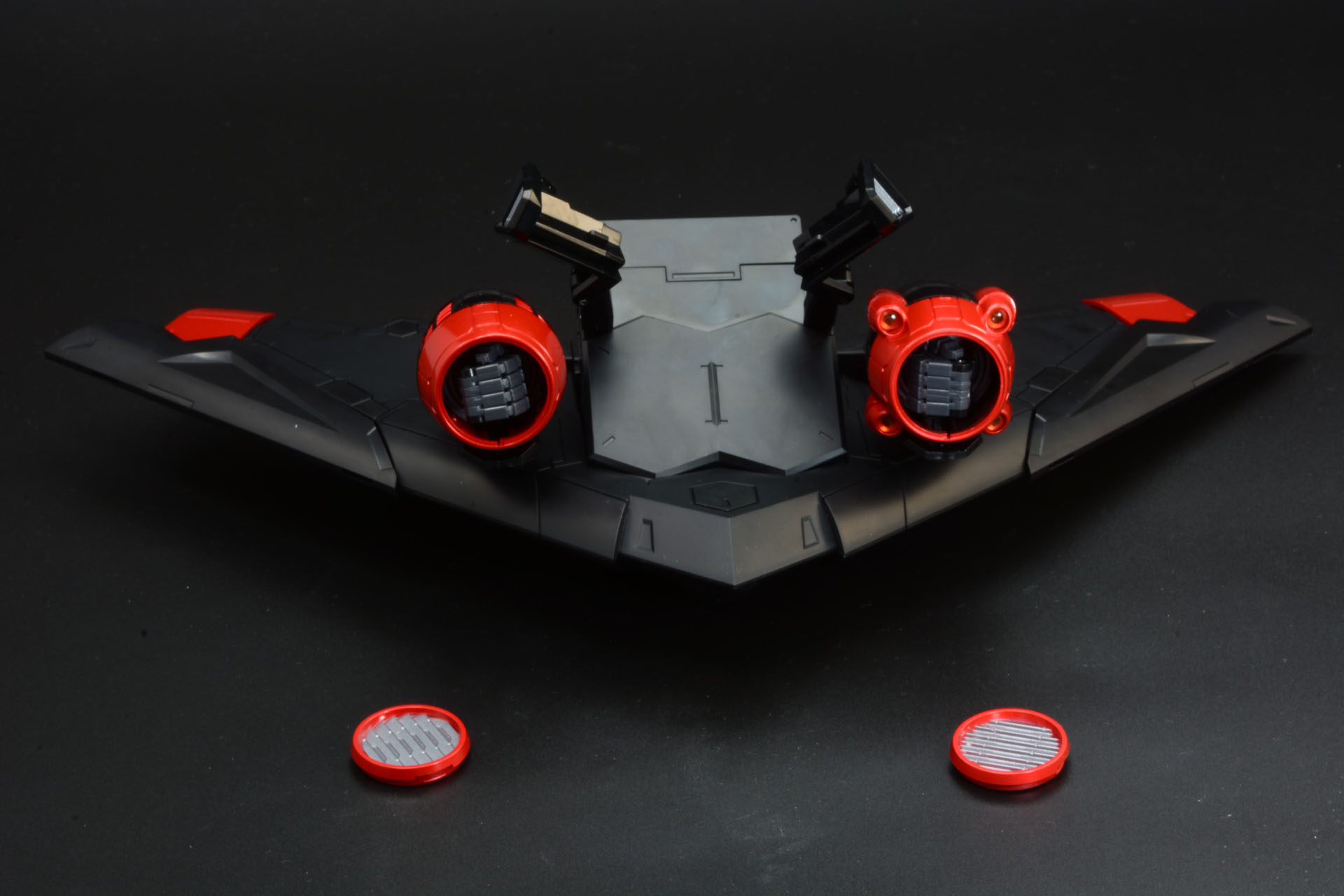 腕パーツの蓋を取りはずし底面のハッチを開ける