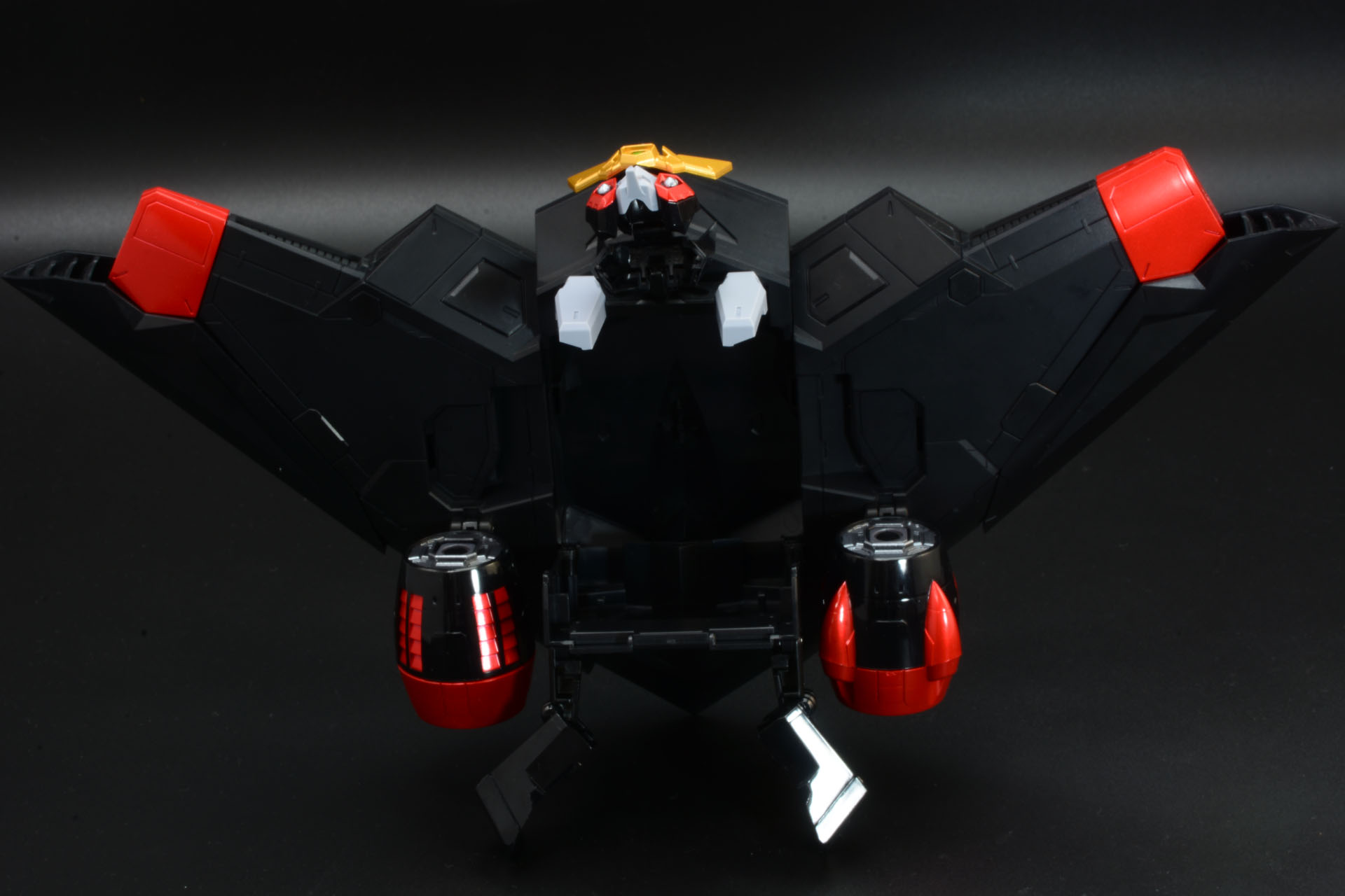 ハッチをさらに開け、収納されていた頭部を引き出し、接続基部を上に持ち上げる