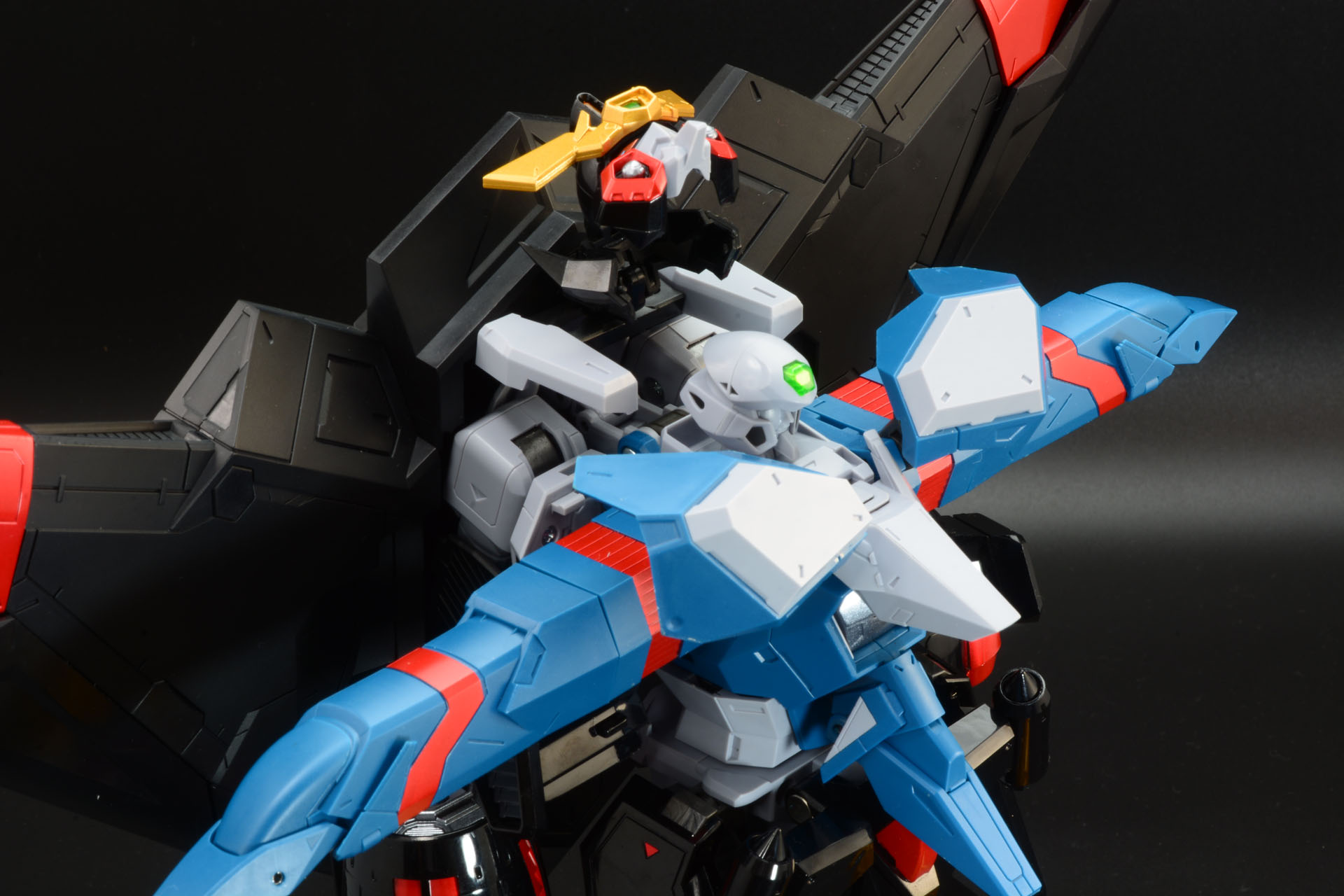 ステルスガオーIIIのハッチ内部にガオファーの腕をすっぽりと収納。ハッチ内側に固定用の爪もあるので、ガオファーとしっかりと接続される