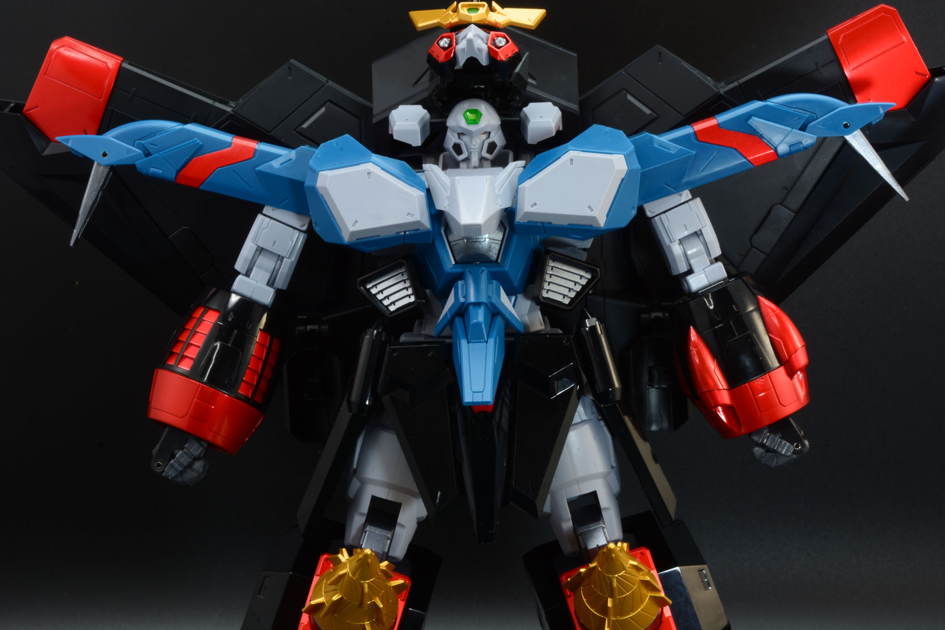 ライナーガオーIIから腕を引き出し前腕を接続。拳が押し出される。頭部の接続基部を押し下げ、ヘルメットをかぶせる