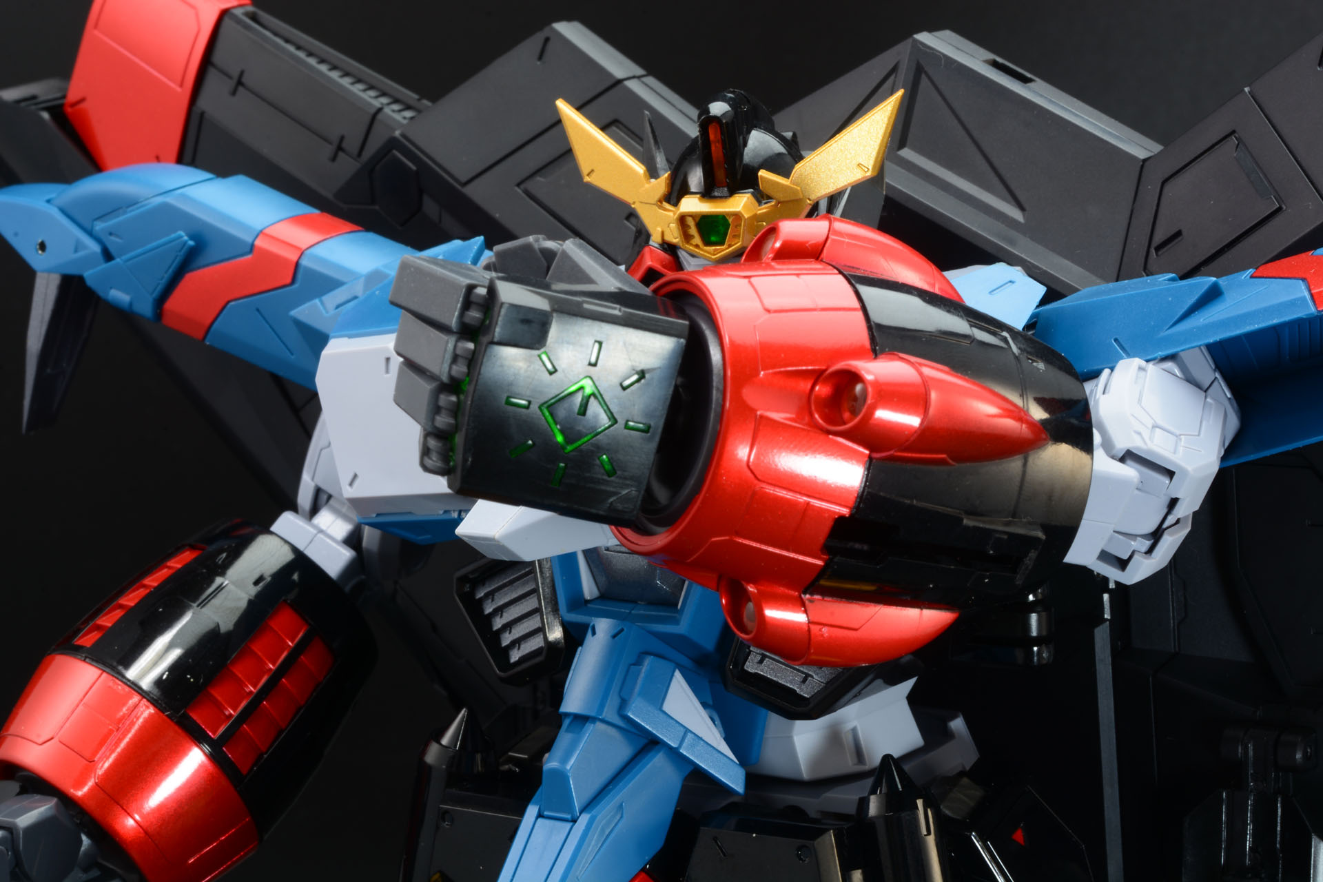 エボリューダーの証であるGの紋章が輝く手首パーツを付け劇中を再現