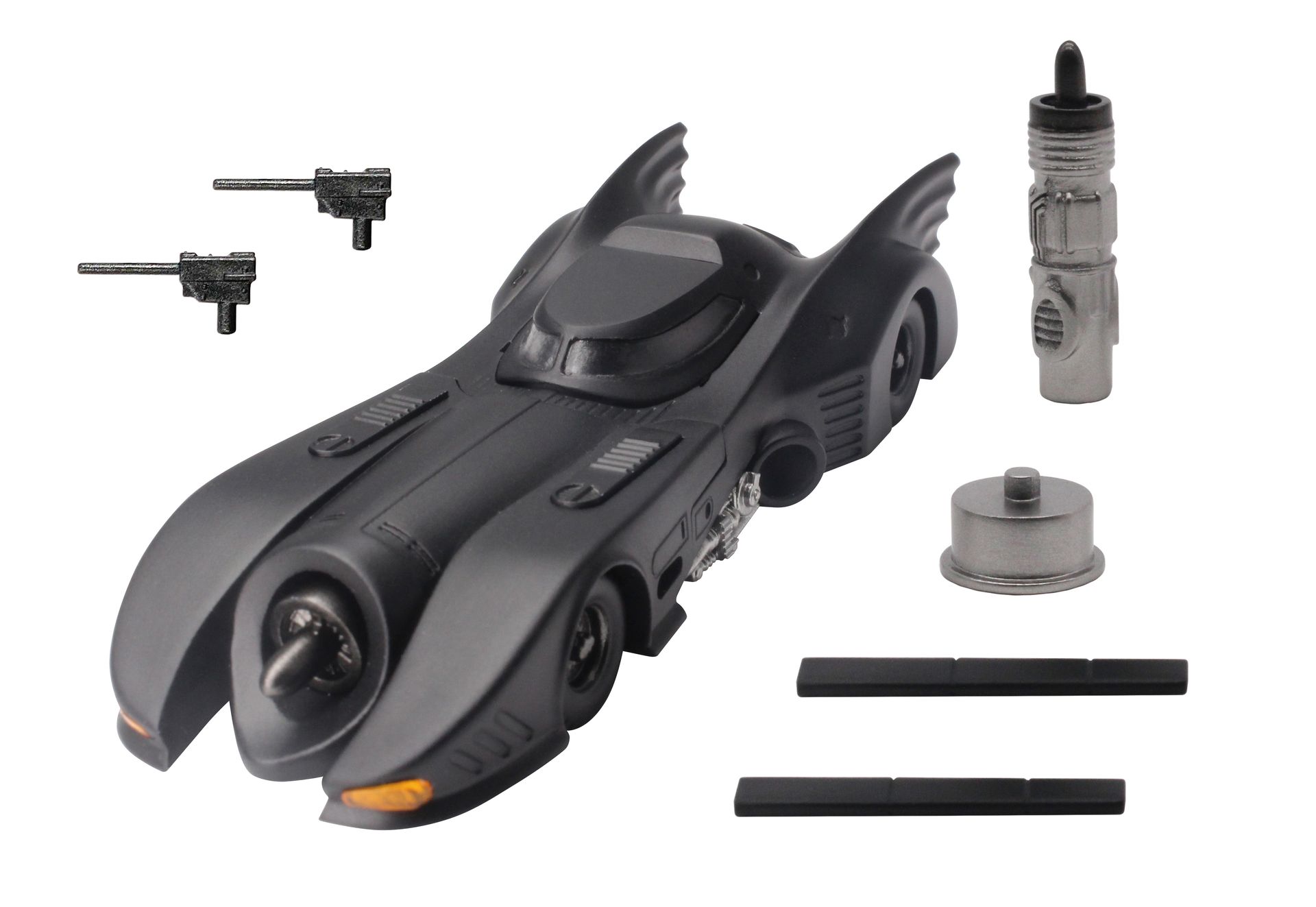 ターンベースパーツを使用することで劇中の「ターン」を再現。映画に登場したバットモービルの様々な武器をラインナップ