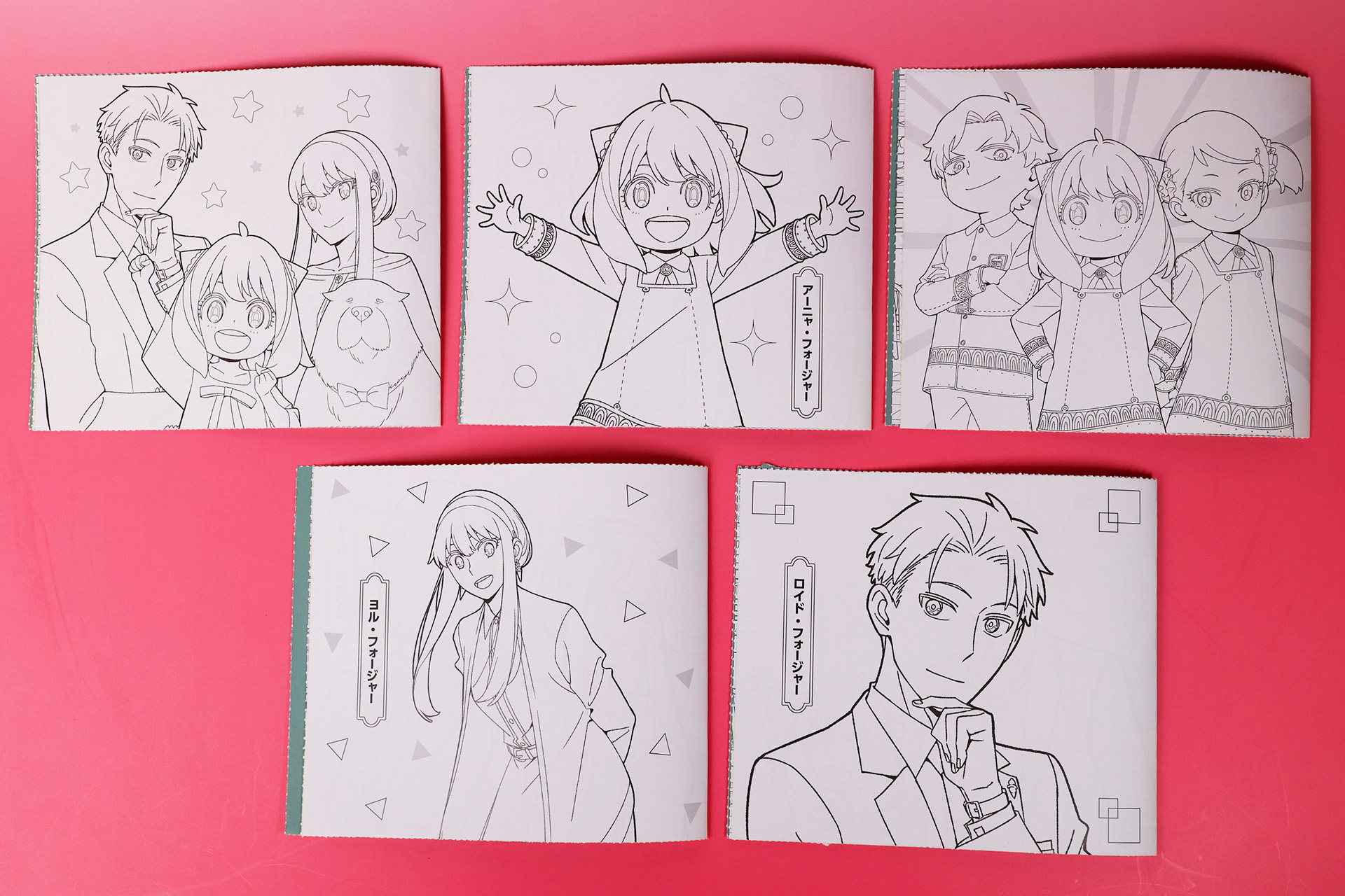 こちらが、今回のハッピーセット「SPY×FAMILY」9月1日～）に登場するおもちゃだ。写真左上から「A フォージャー家」、「B アーニャ」、「C アーニャとおともだち」。写真左下から、「D ヨル」、「E ロイド」だ