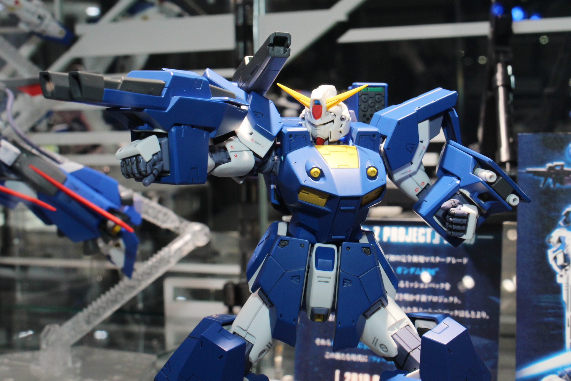 青いカラーリングが精悍だ