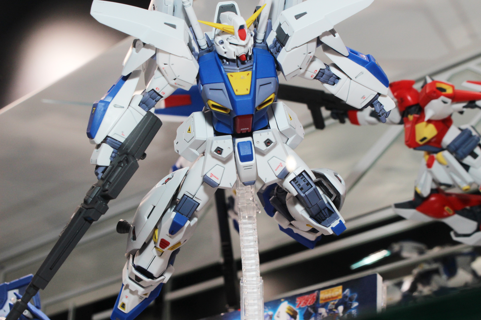 各所にスラスターユニットも装備している