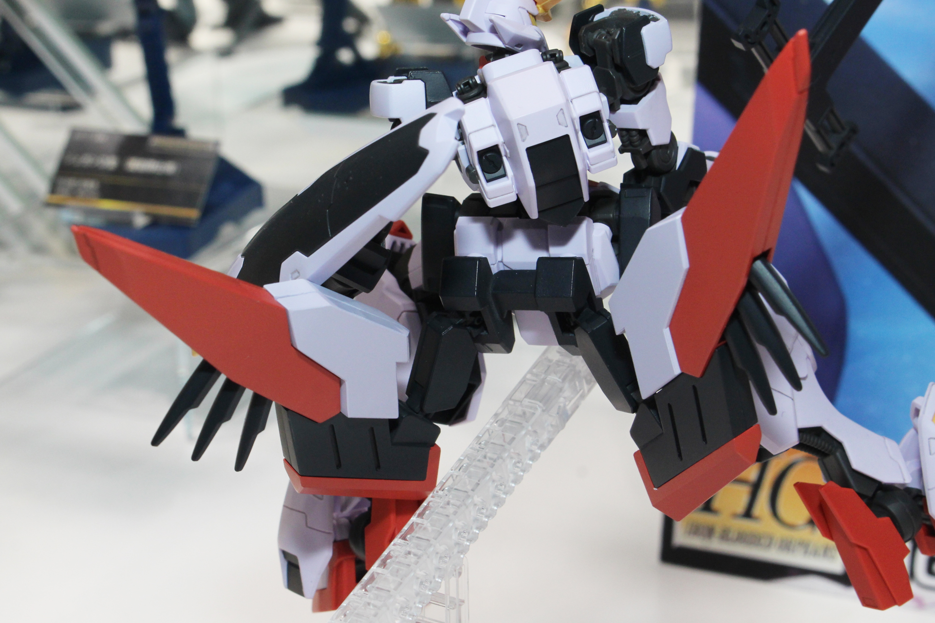 腰部バックパックに接続された大型スラスター