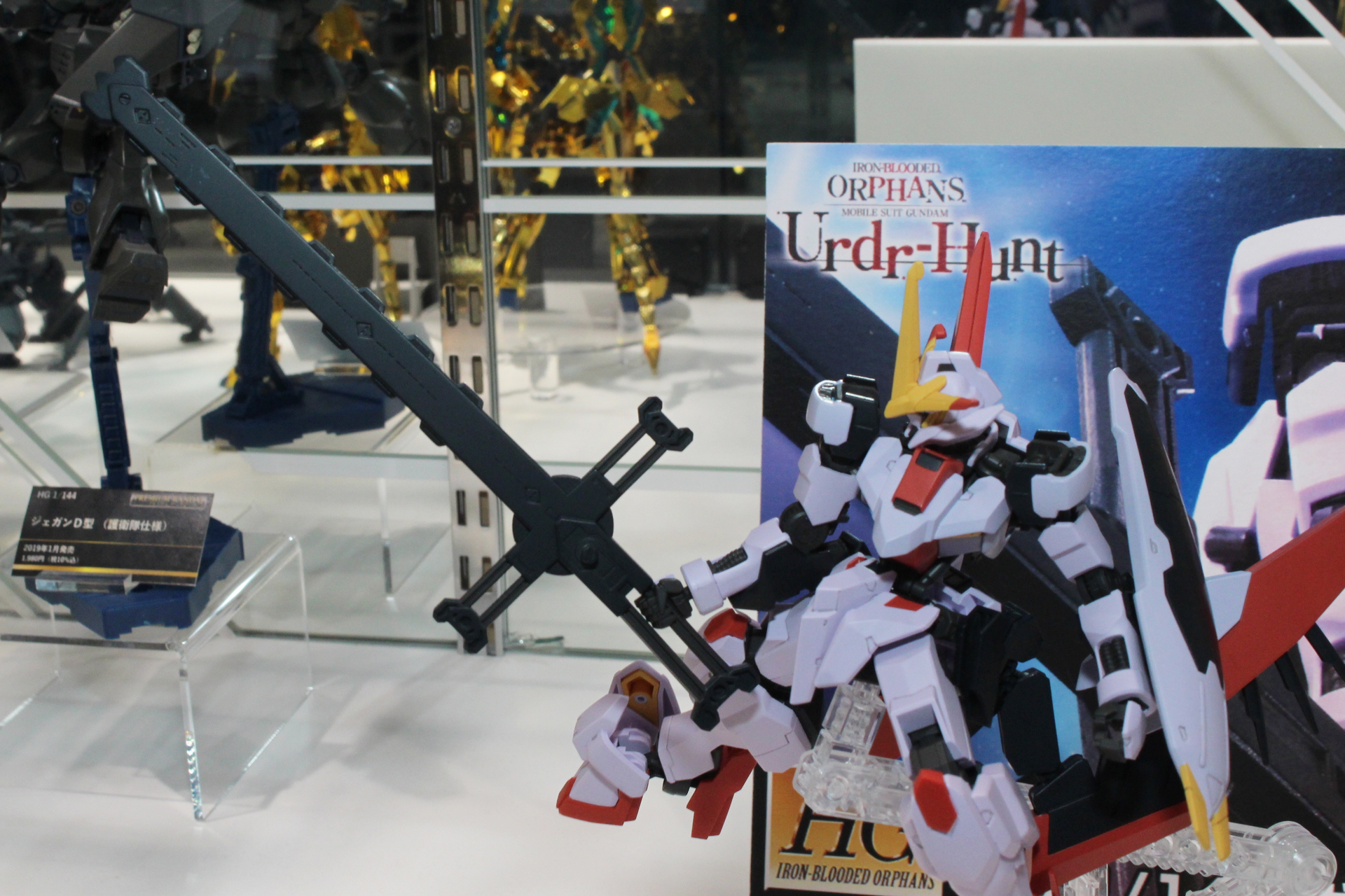 かまえた姿が実に映えるクロスメイス