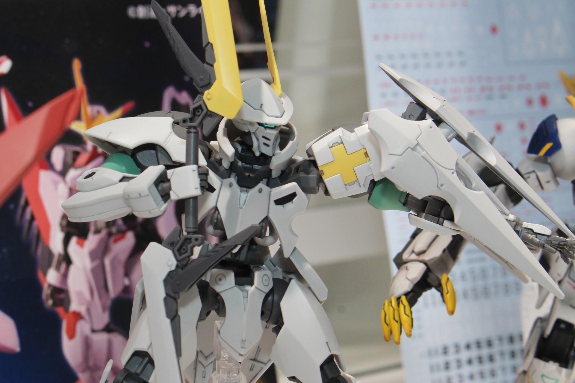 左肩には十字のマークがある