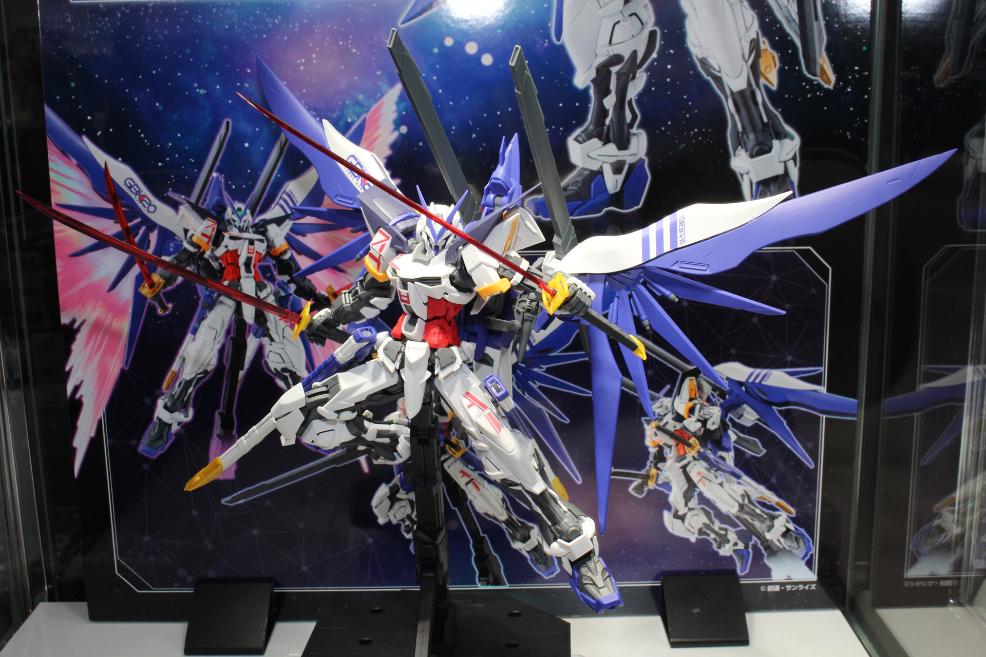 「MG 1/100 THE GUNDAM BASE LIMITED GBK-20 GUNDAM ASTRAY［THE GUNDAM BASE KOREA 20th ANNIVERSARY MEMORIAL Ver.］」。8月24日発売。価格は96,000ウォン。「BANDAI NAMCO Korea FUN EXPO 2023」会場限定販売（国内での取り扱いなし）