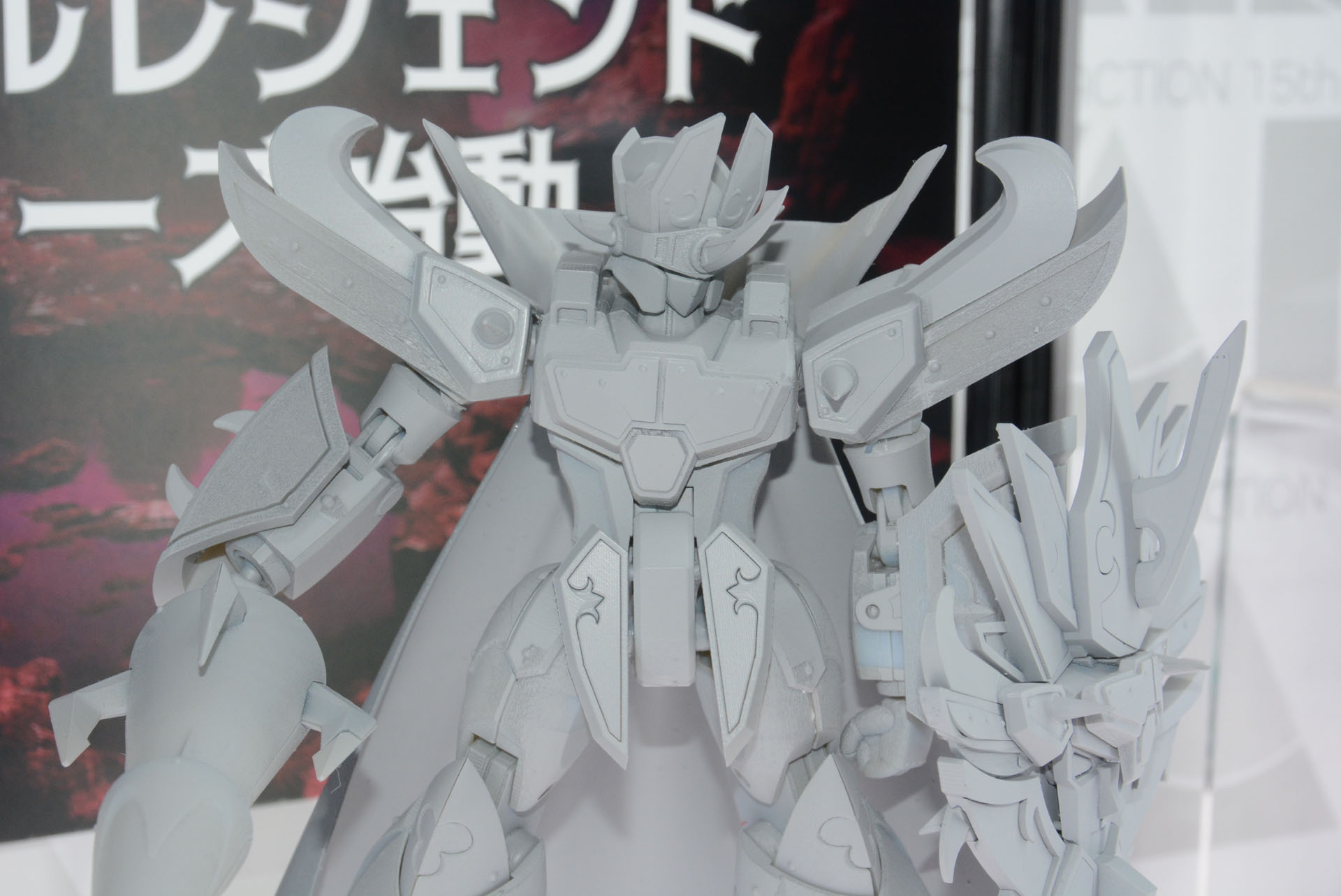 肩のとげ、額の角など各部のアレンジが面白い