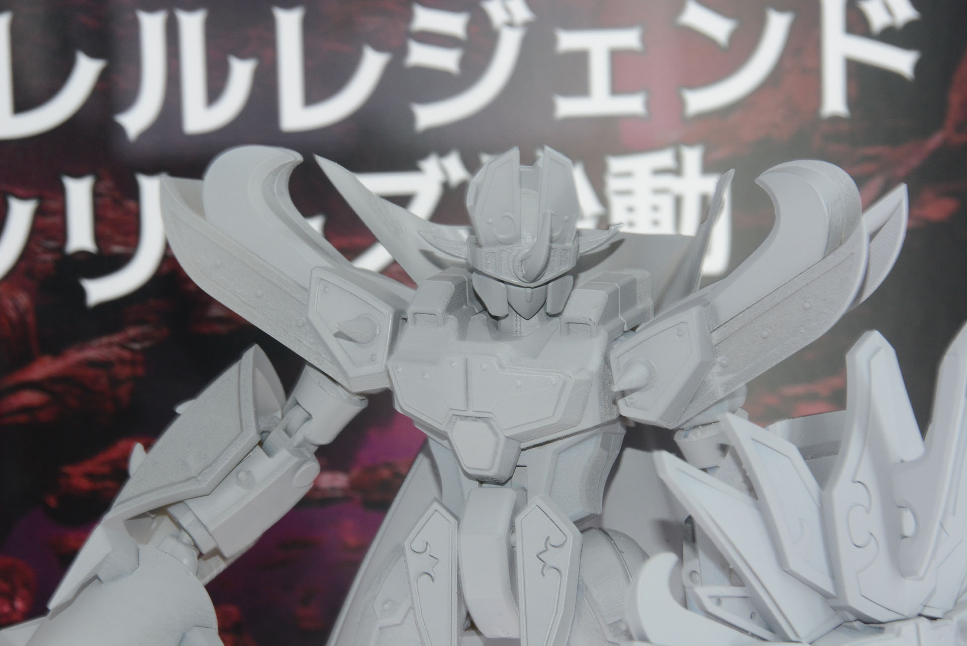 肩のとげ、額の角など各部のアレンジが面白い