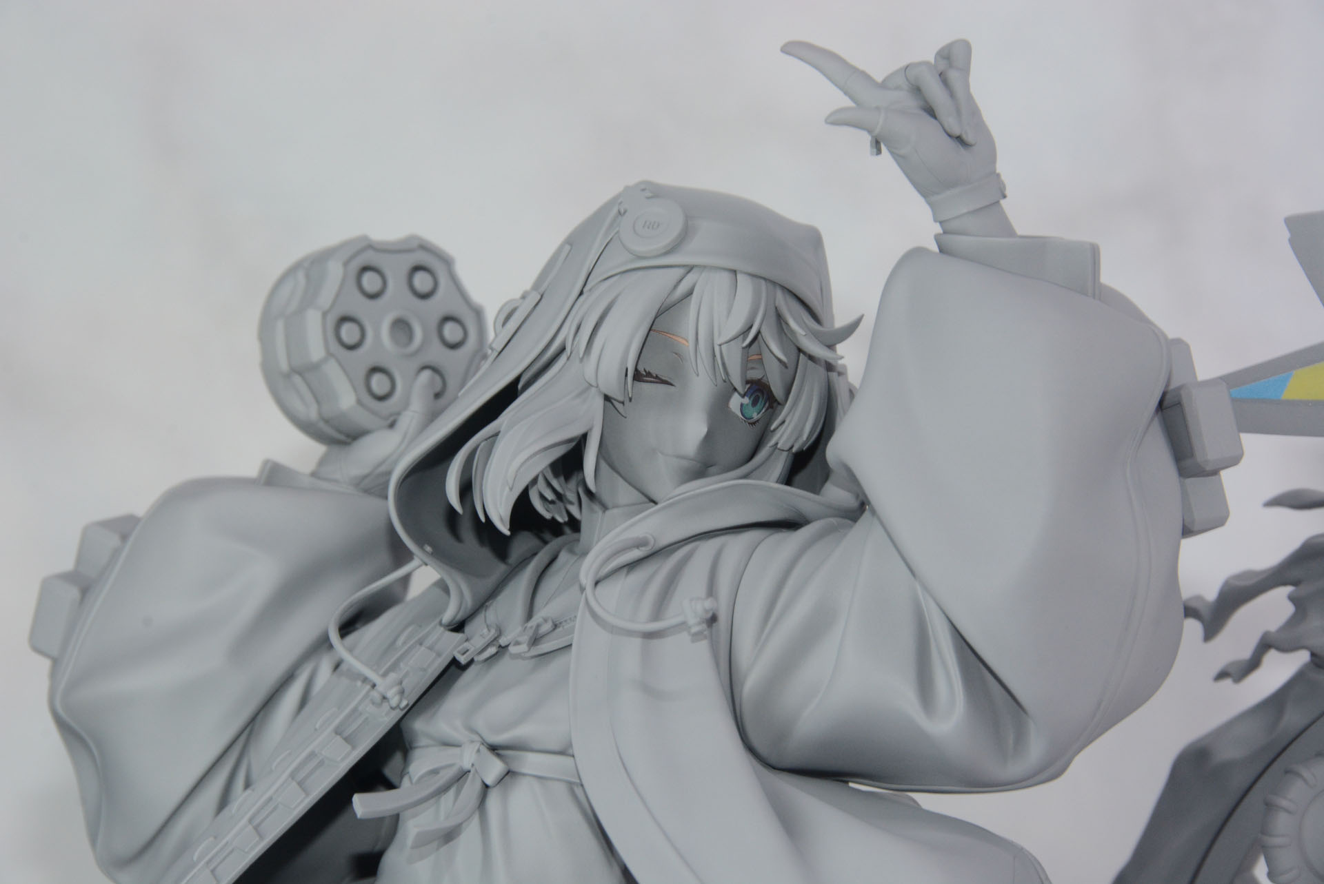 表情、ピンと立った指先、髪の毛に紐、躍動感を感じさせる表現だ