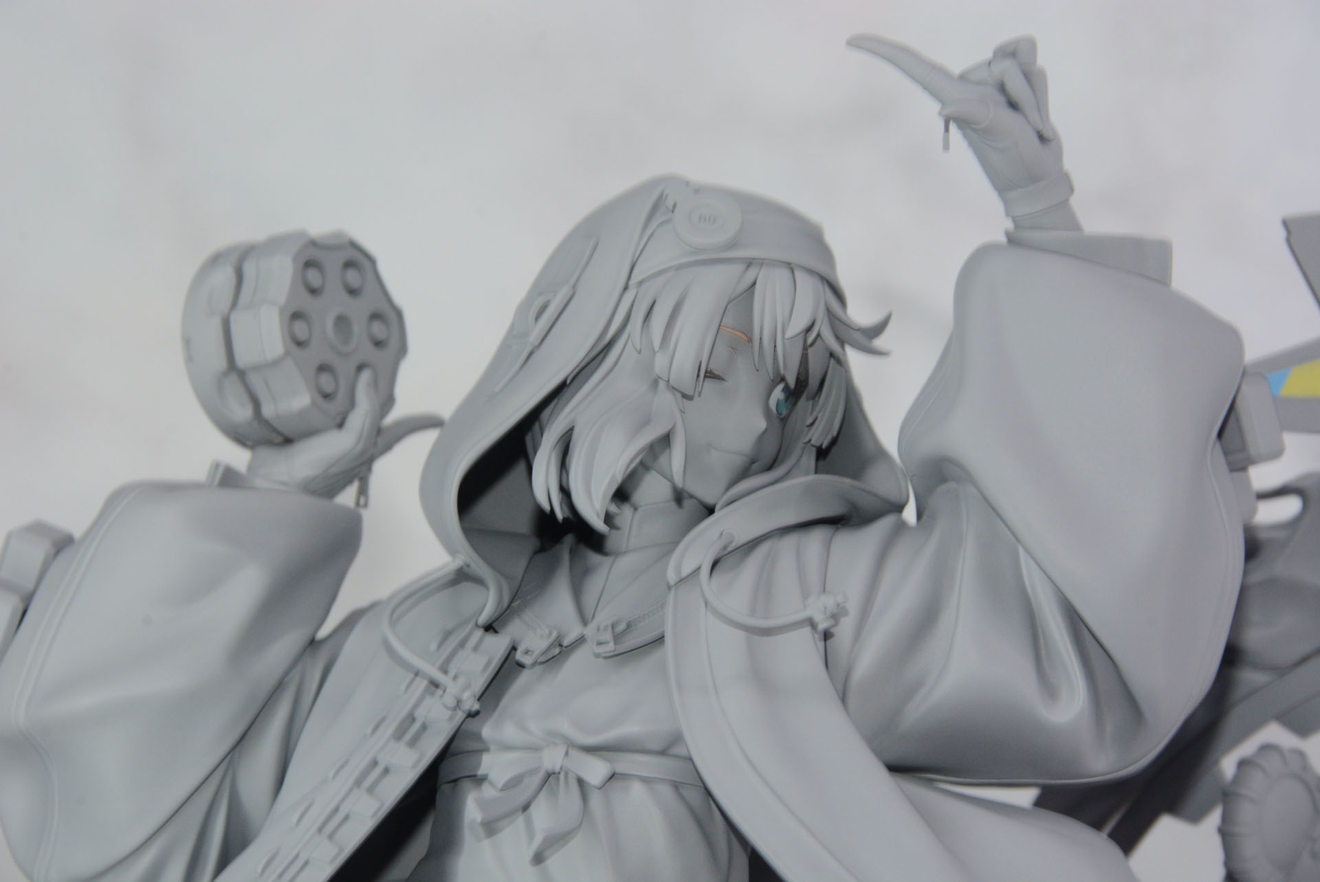 手錠型のアクセサリーと、衣装の表現も力が入っている