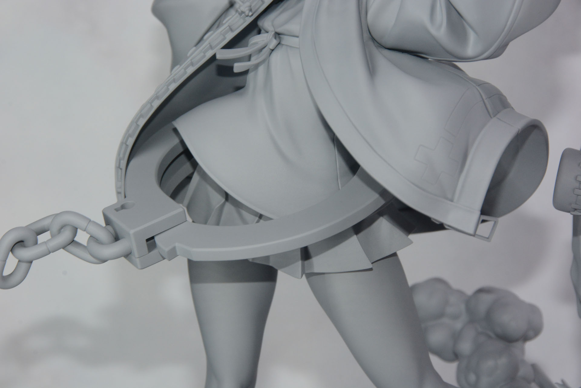 手錠型のアクセサリーと、衣装の表現も力が入っている