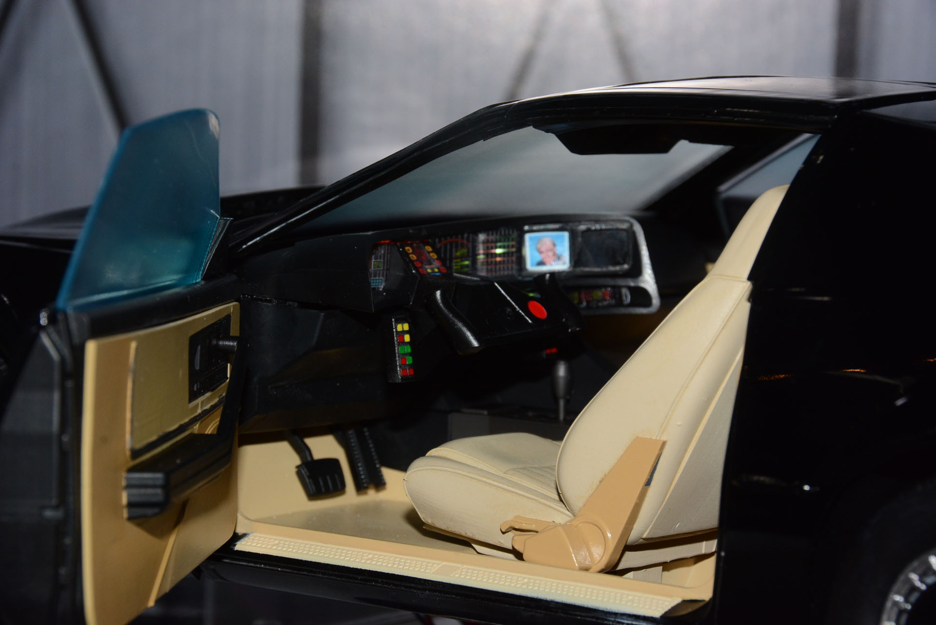 コクピット表現。メーターやインジケーターはLEDで光る。一部のモニターは劇中の演出さながらに点滅する