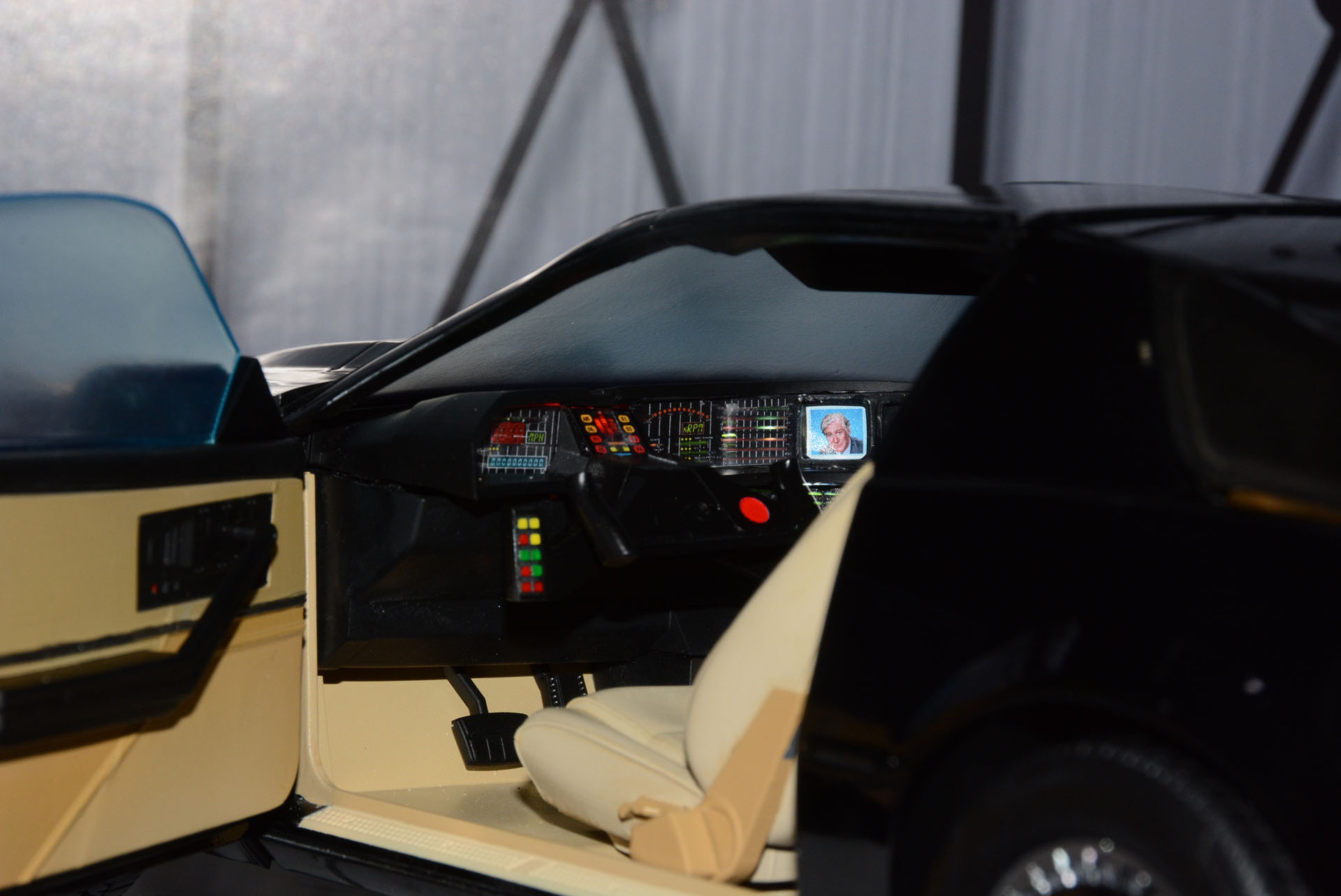 コクピット表現。メーターやインジケーターはLEDで光る。一部のモニターは劇中の演出さながらに点滅する