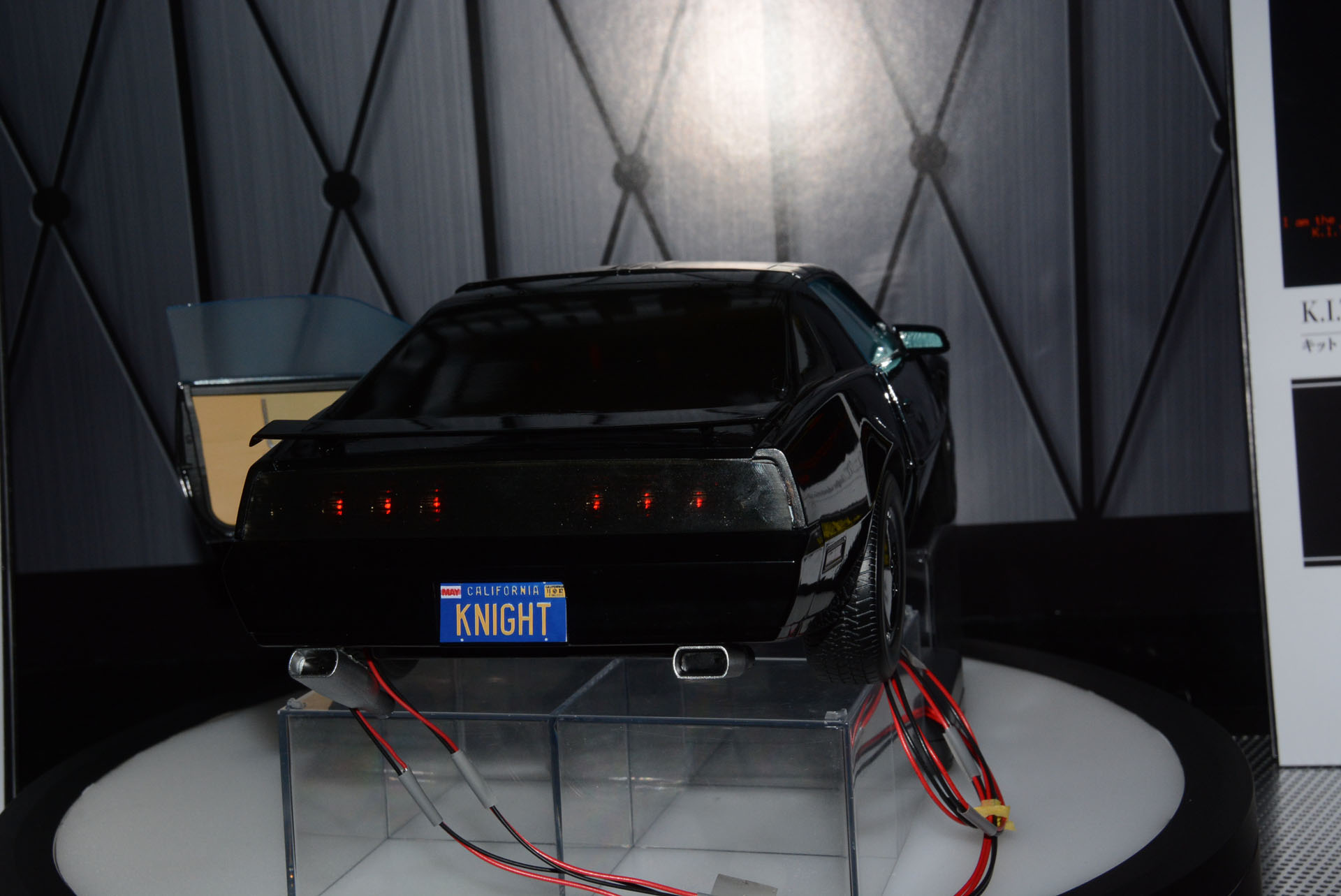 ブレーキランプや前面のライトも点灯