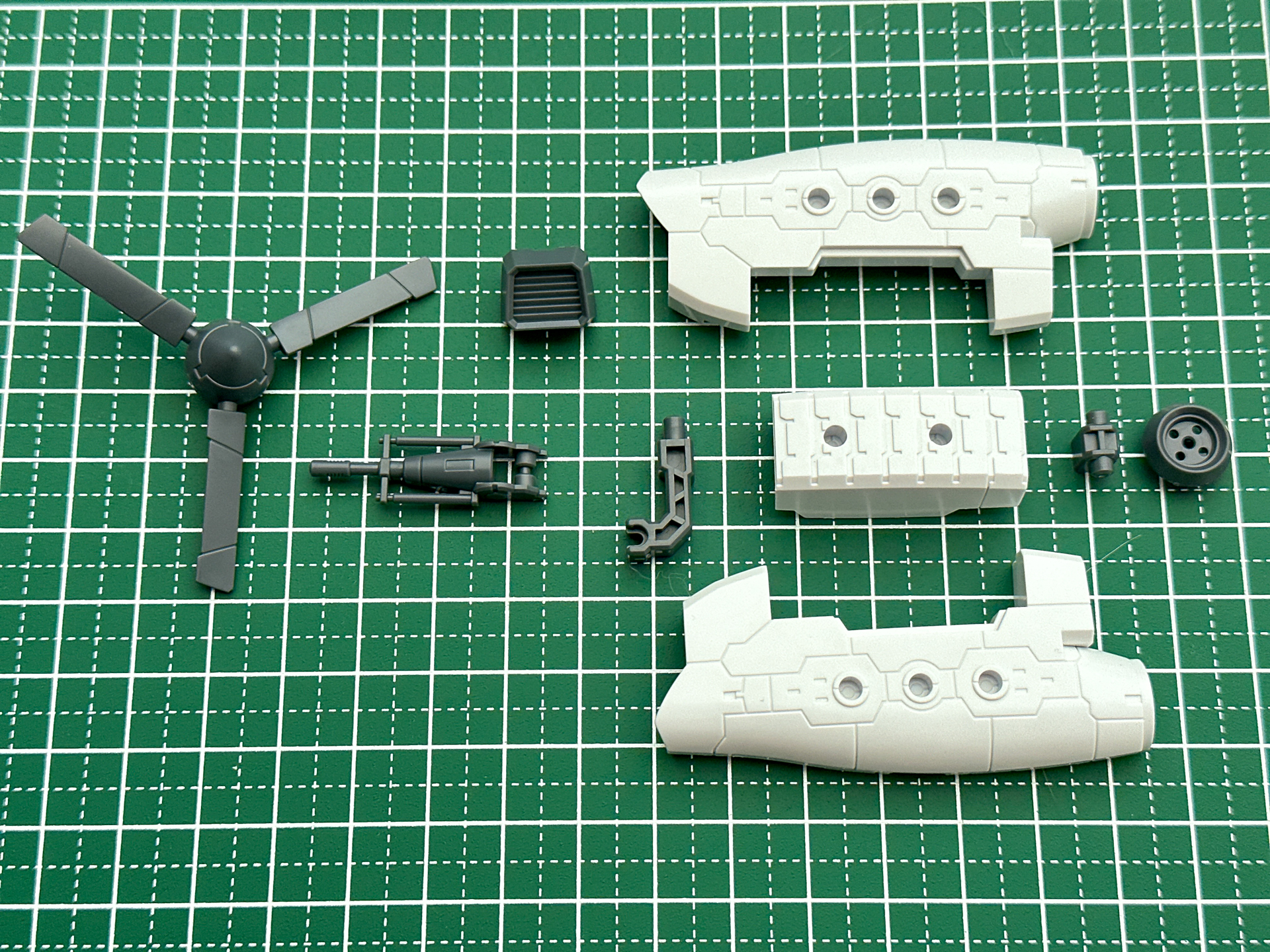 組立前のローターパーツ。全9パーツで構成されており左右2機制作を行ないます。