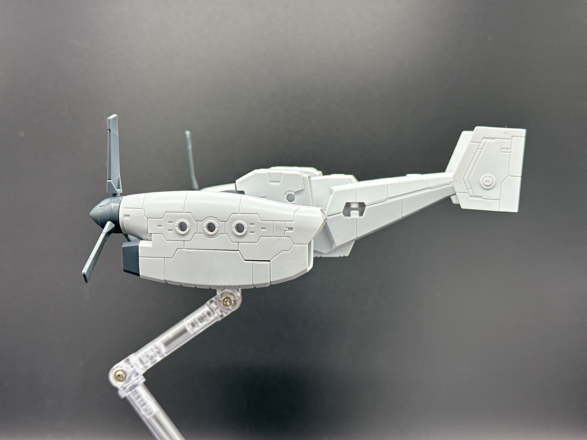 2基のプロペラは可動するので「オスプレイ」として知られる米軍のV-22を彷彿とさせるフォルムに仕上がっています。