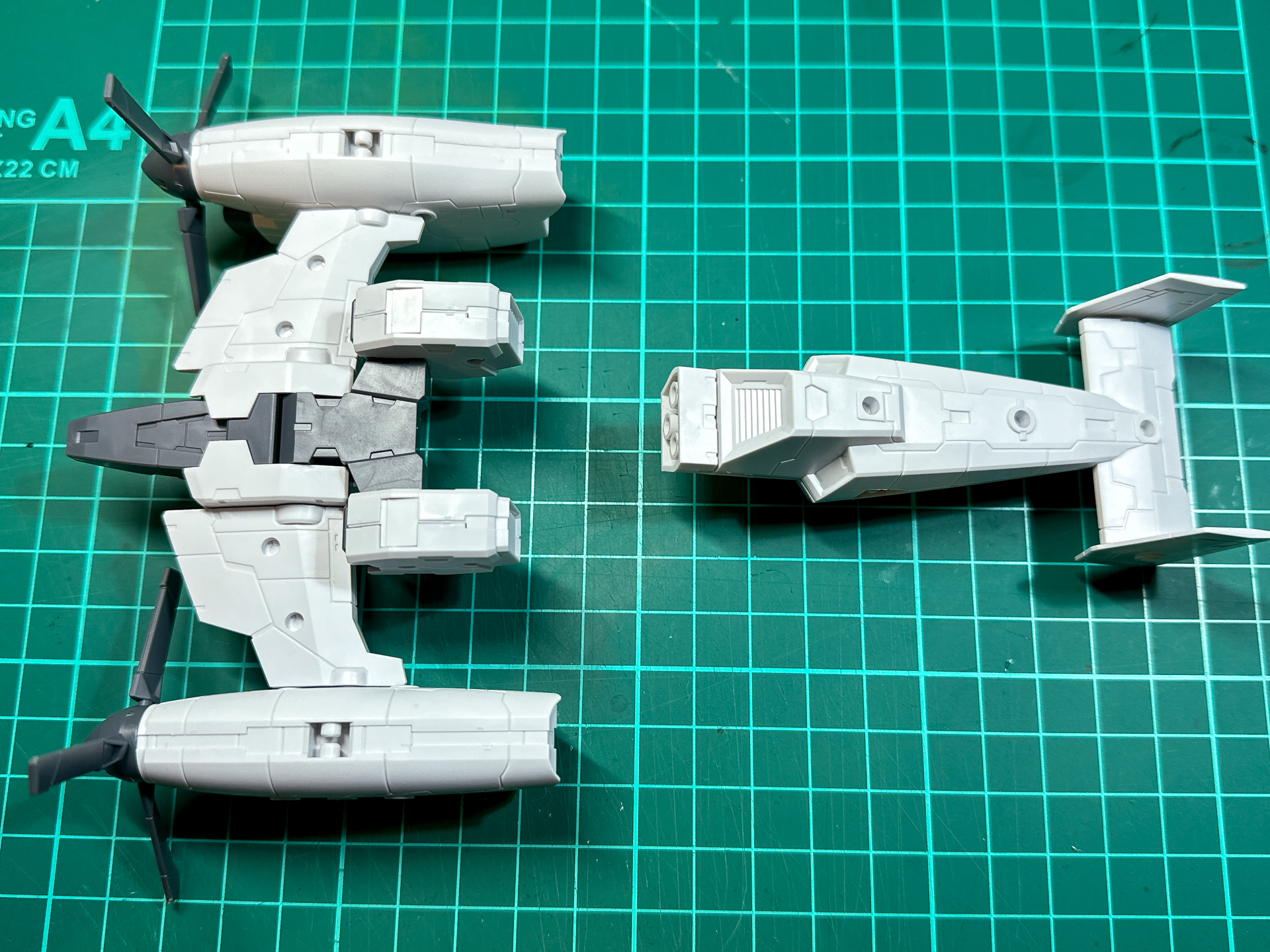 エグザビークル(ティルトローターVer.)を前後2分割に分割します。この際に機体の前後をつなぐジョイントパーツはテイルパーツ側に取り付けておきます。