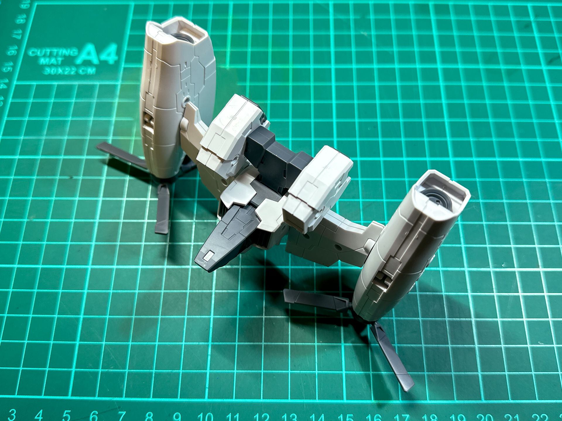 主翼を回転させ、ローターが仮面を向くように回転させます。