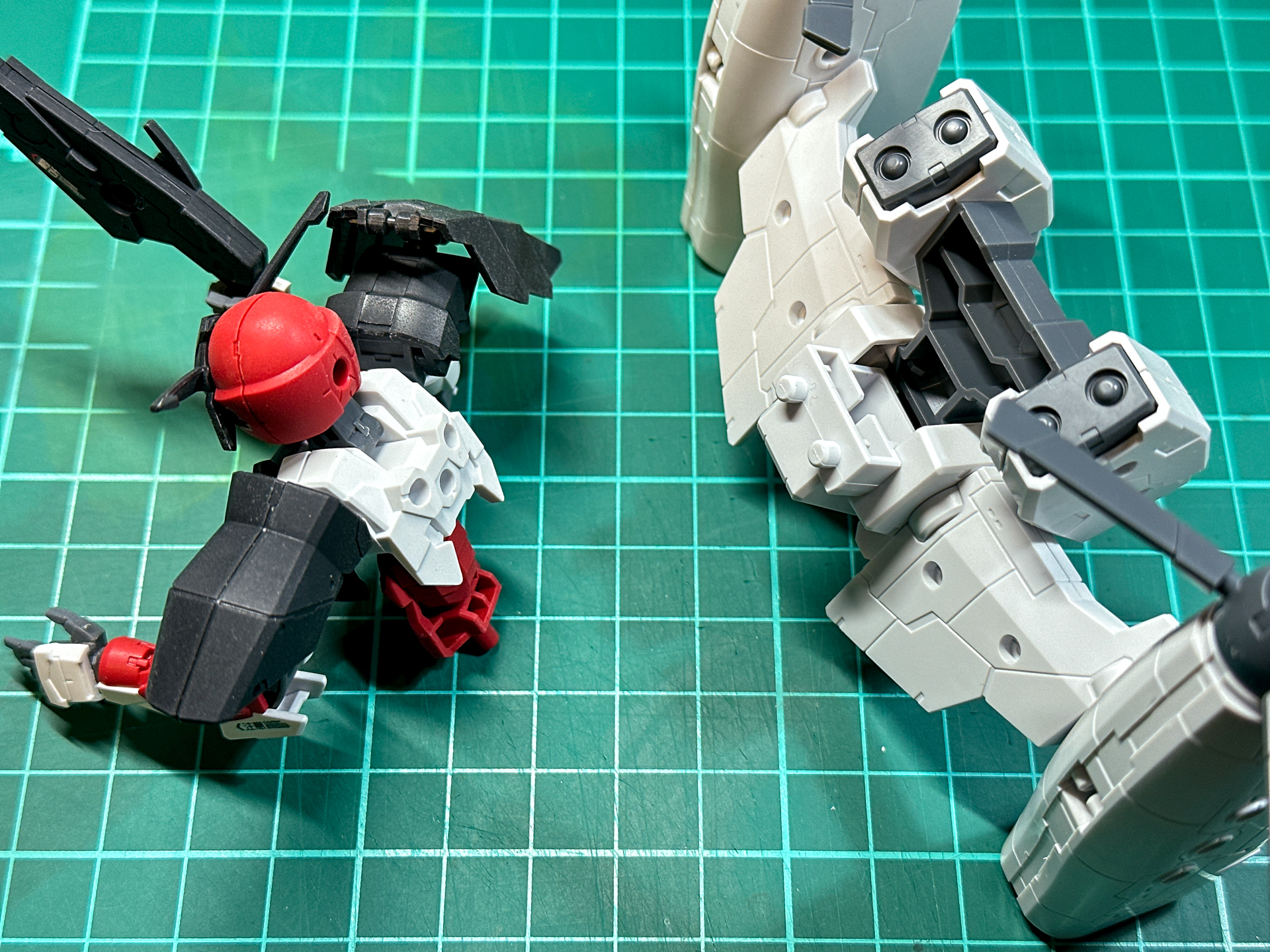 エグザビークル(ティルトローターVer.)のピンとスピナティオの穴を合体させます。