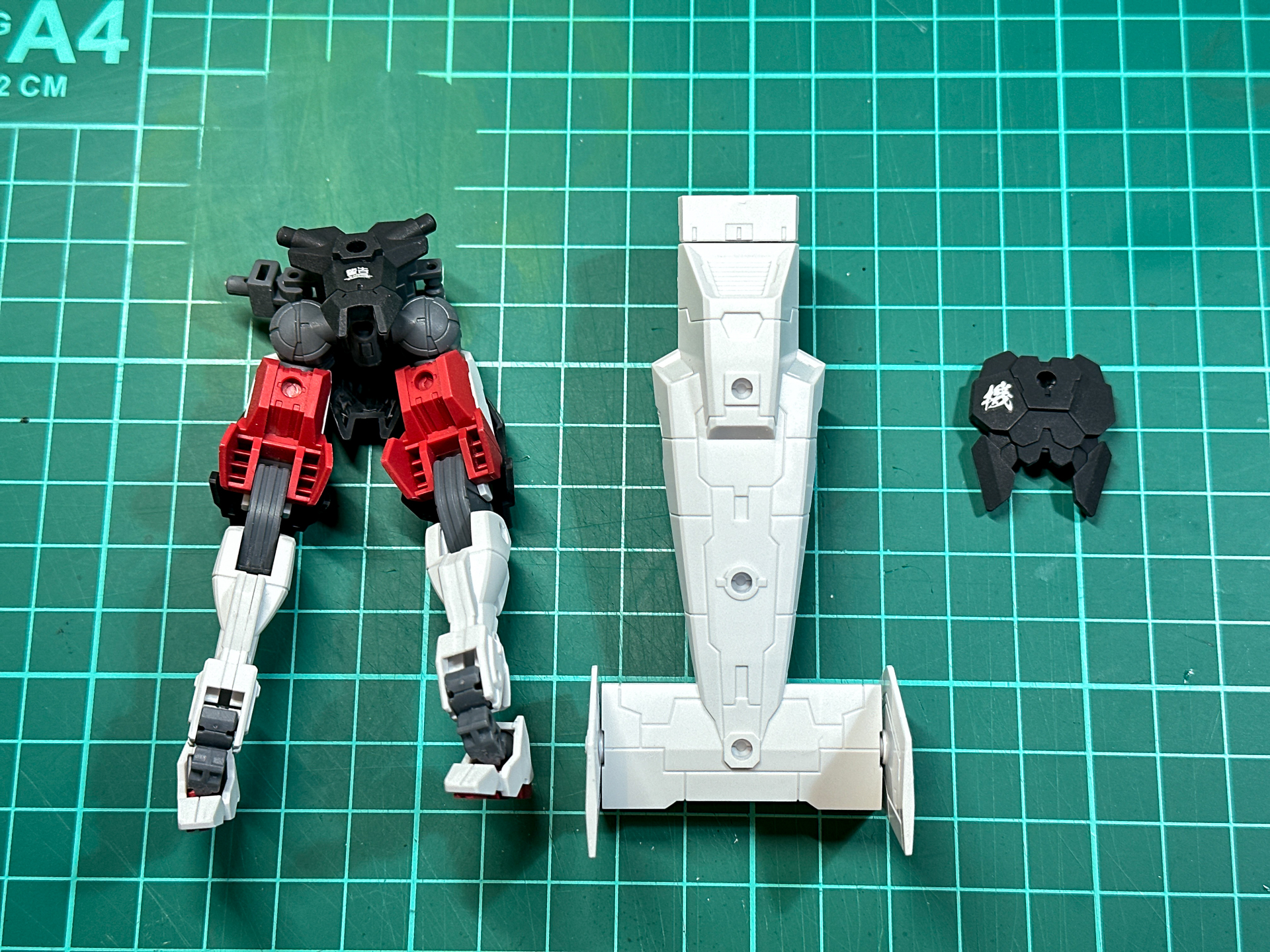 下半身の合体には残ったエグザビークル(ティルトローターVer.)のテイルパーツ、スピナティオの下半身、背面装甲を使用します。