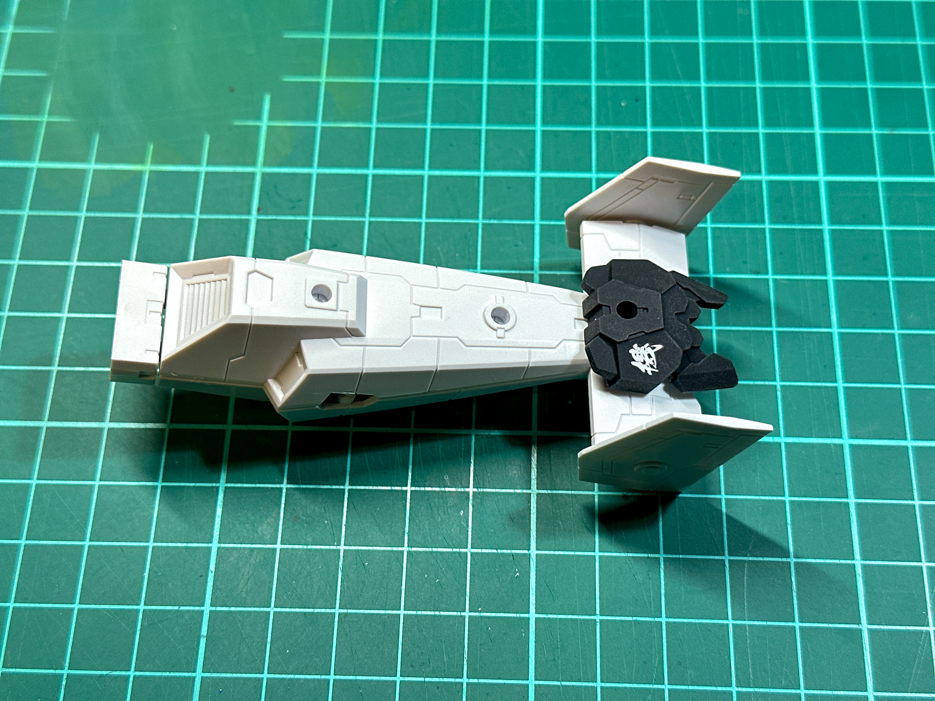 テイルパーツに背面装甲が固定できました。これにて余剰パーツは発生しません。