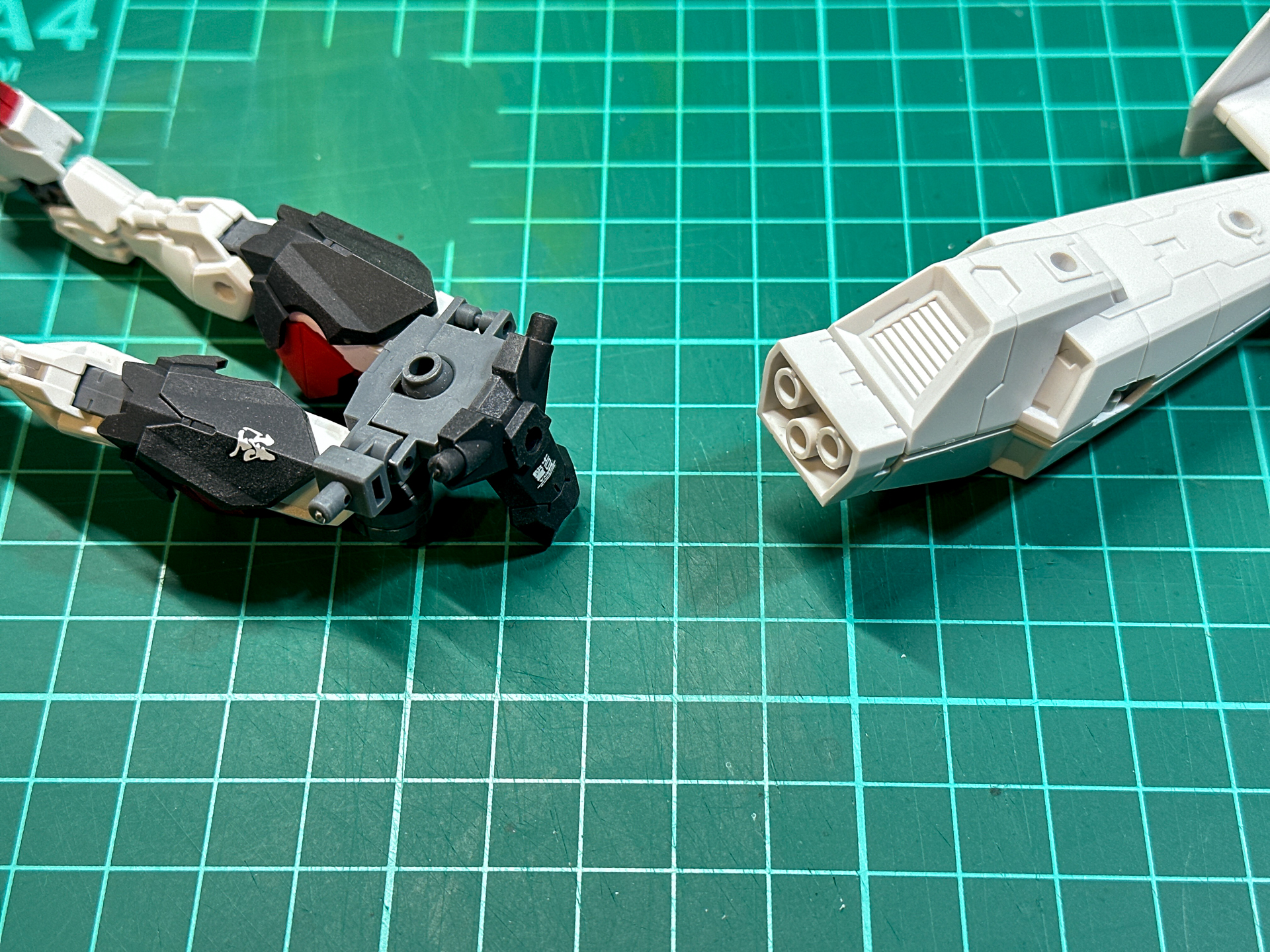 スピナティオの下半身とエグザビークル(ティルトローターVer.)のテイルパーツは両方とも穴のため、そのままでは接続できません。