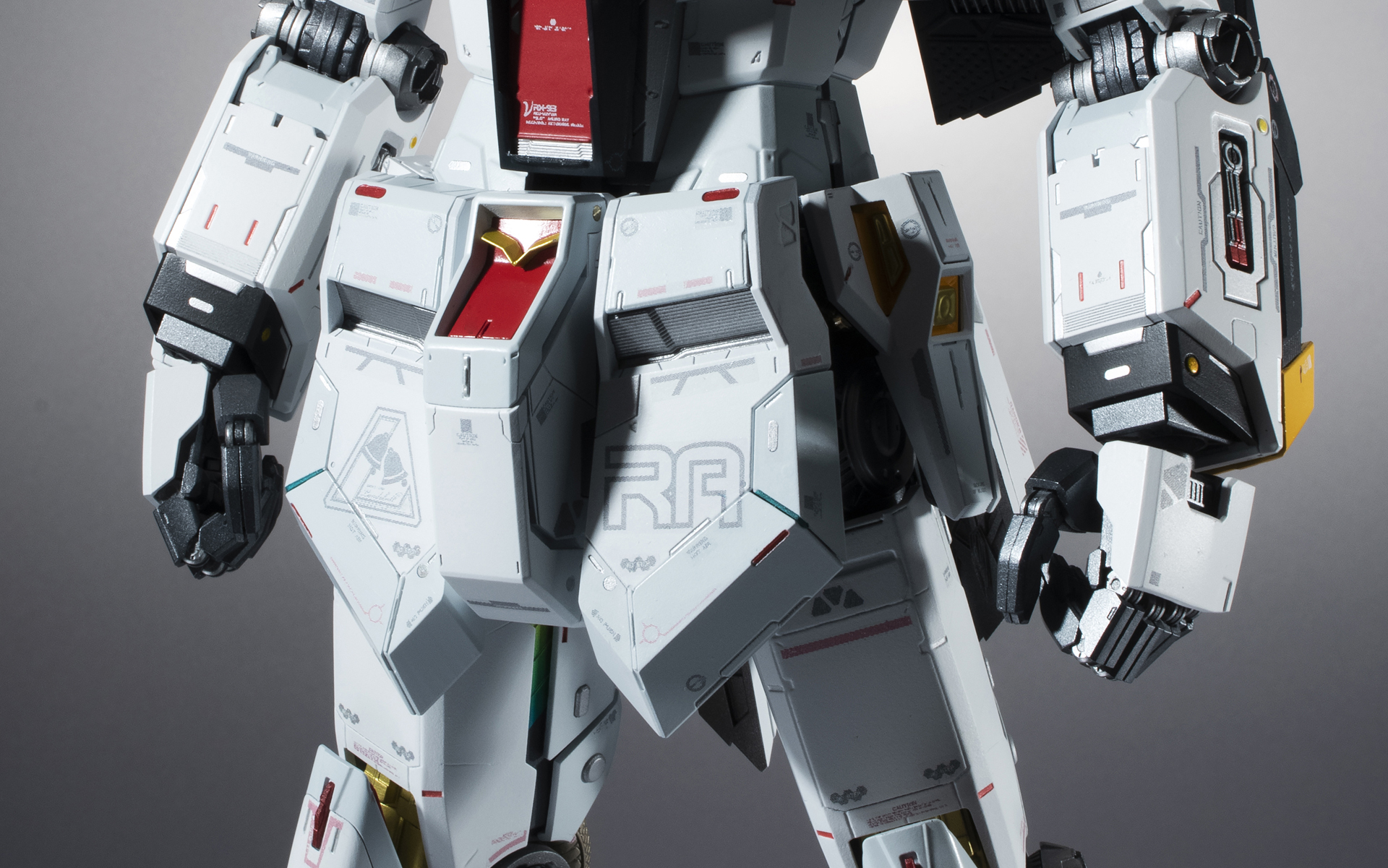 装甲に描かれたマーキング、関節、装甲に隠された内部メカ……。目を近づけて行くほどに新しい発見がある。圧倒的な情報量こそが、この商品の最大の魅力だ