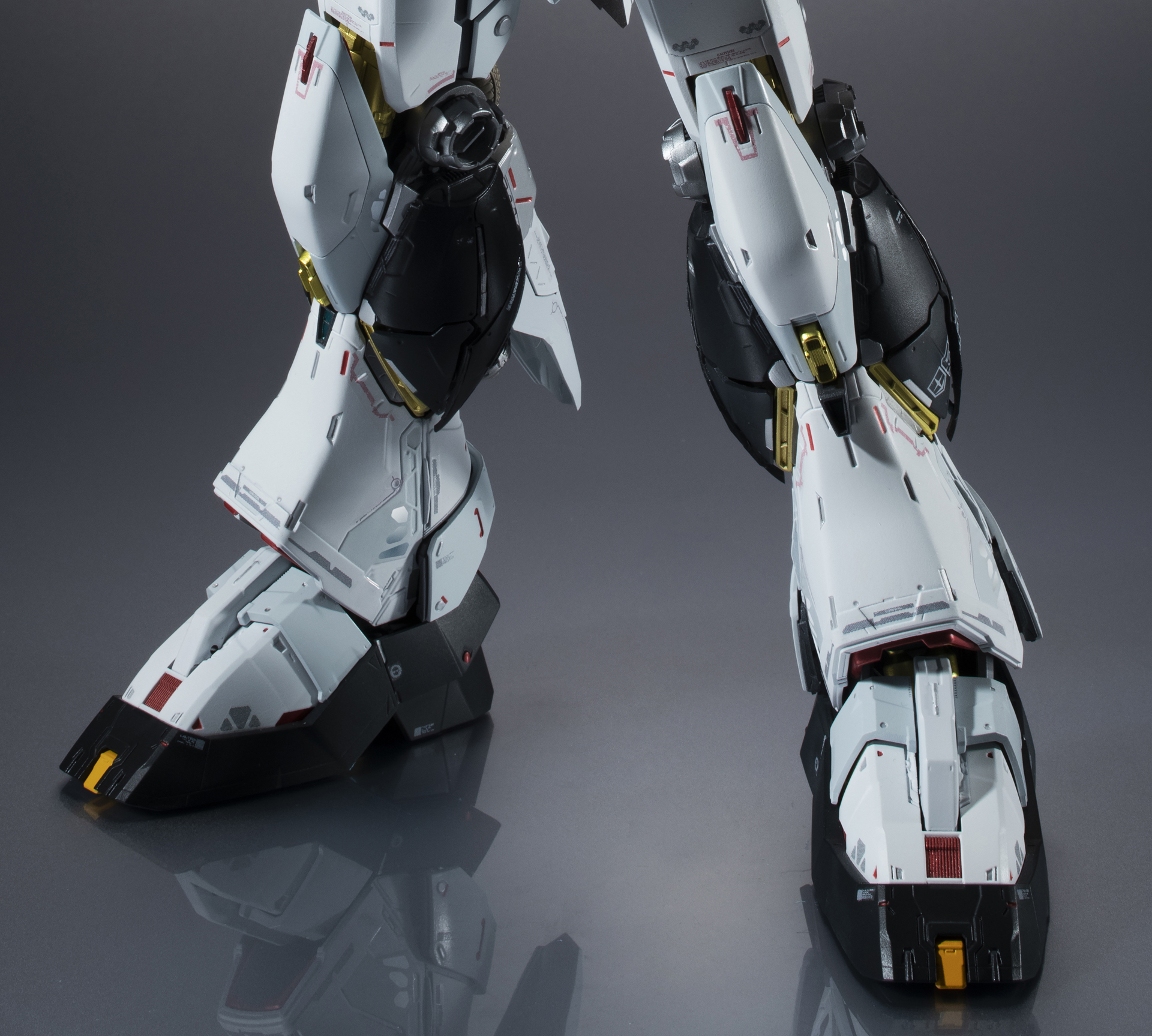 装甲に描かれたマーキング、関節、装甲に隠された内部メカ……。目を近づけて行くほどに新しい発見がある。圧倒的な情報量こそが、この商品の最大の魅力だ