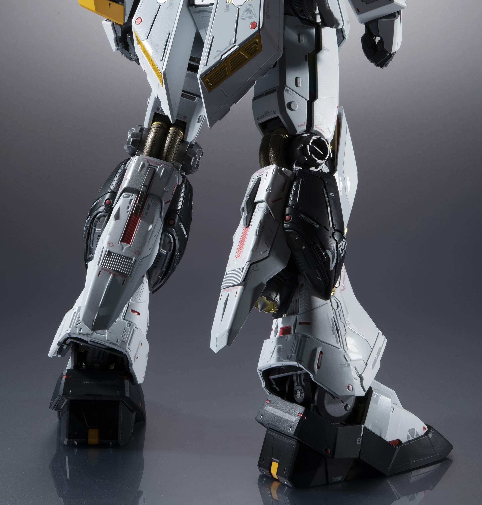 装甲に描かれたマーキング、関節、装甲に隠された内部メカ……。目を近づけて行くほどに新しい発見がある。圧倒的な情報量こそが、この商品の最大の魅力だ