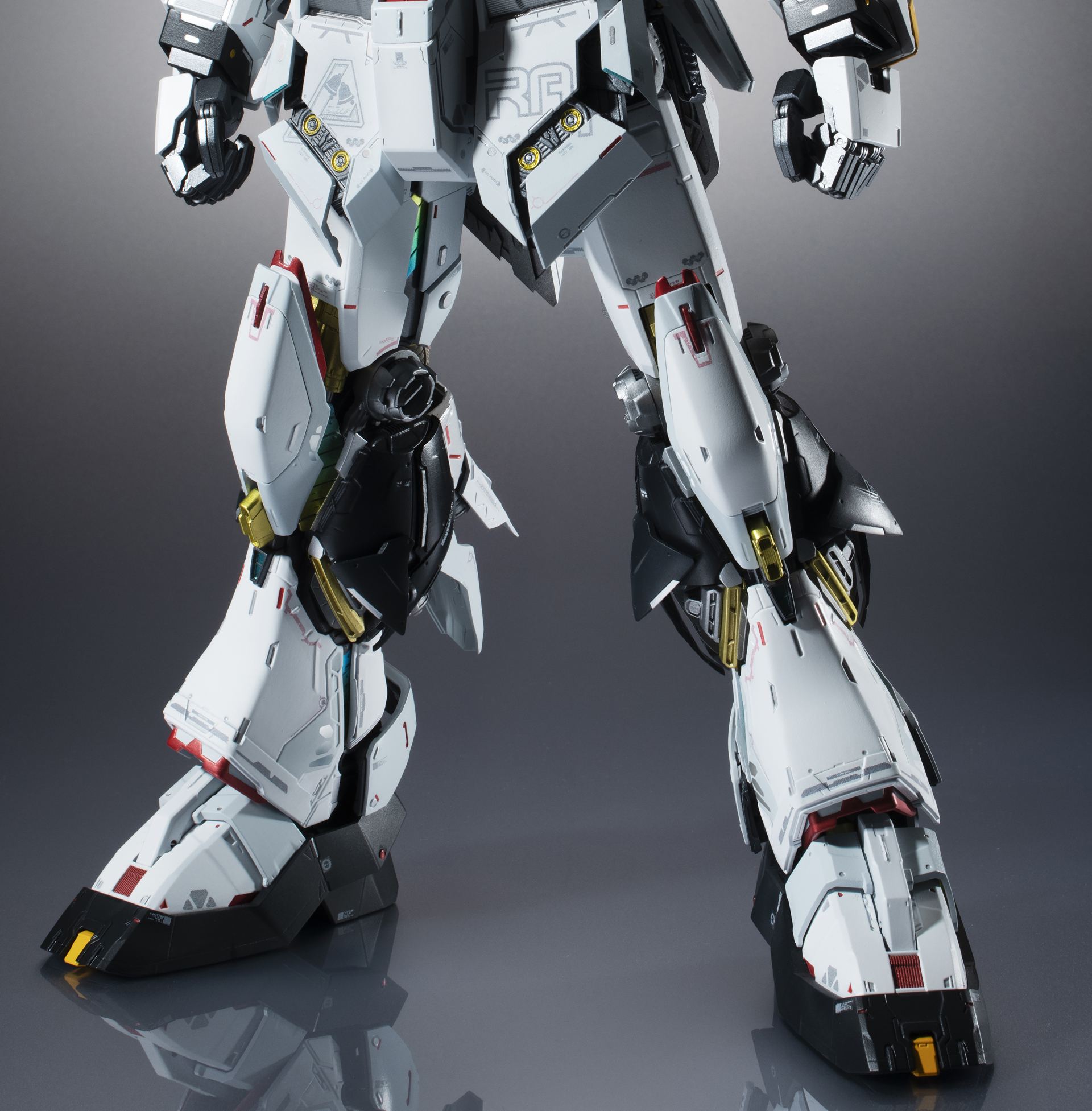 各部の装甲を展開、隠されていたブースターが現れる。放熱を意識した装甲展開だ