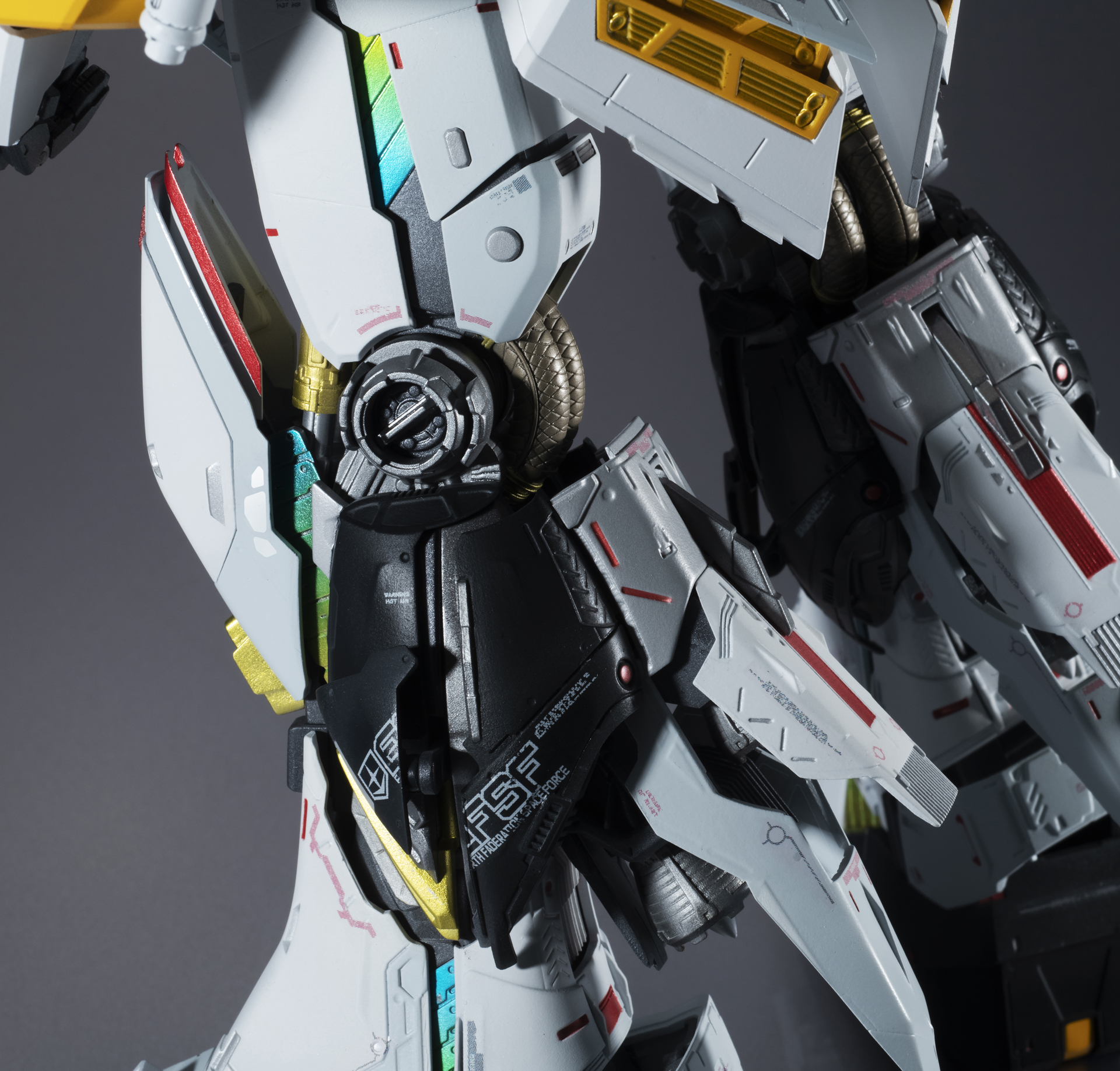 特に下半身の変化が大きい。足のムーバルフレームの一部が現れ、ふくらはぎの装甲が大きく展開、バーニアが現れる