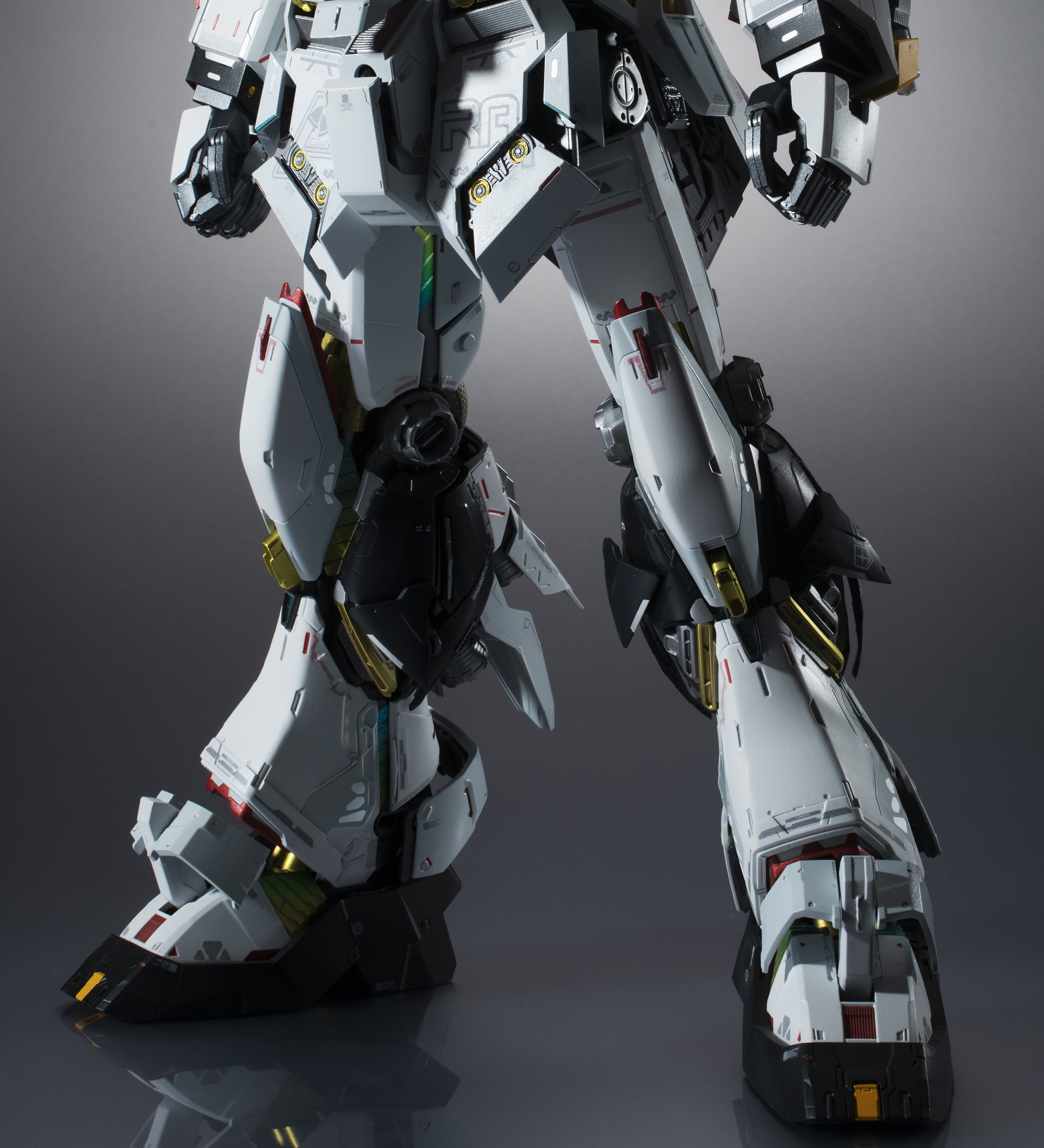 メンテナンスを意識した装甲展開。内部機構が明らかになる