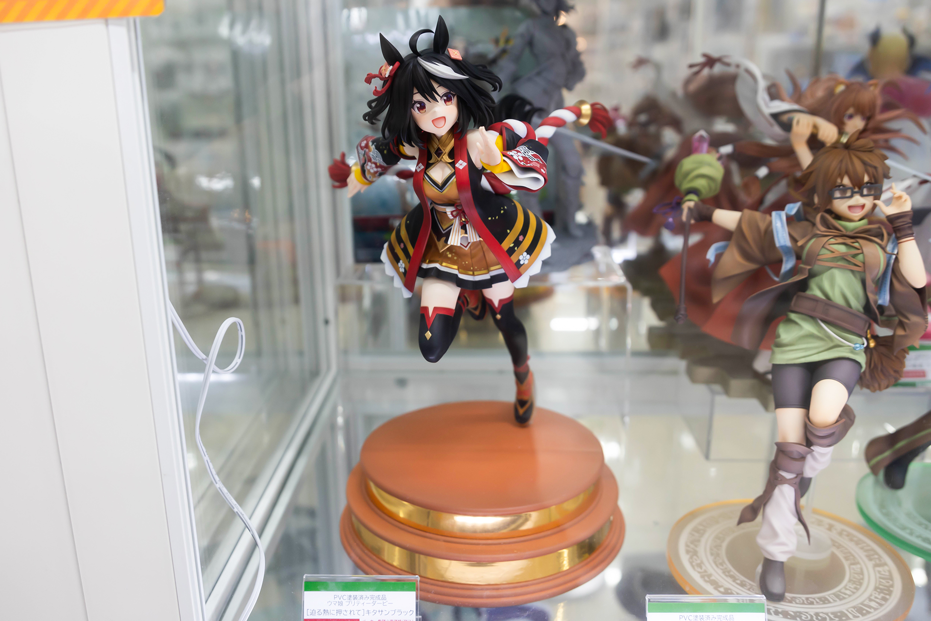 フィギュアの素材はPVC（非フタル酸）とABSで、全高は約295mmだ