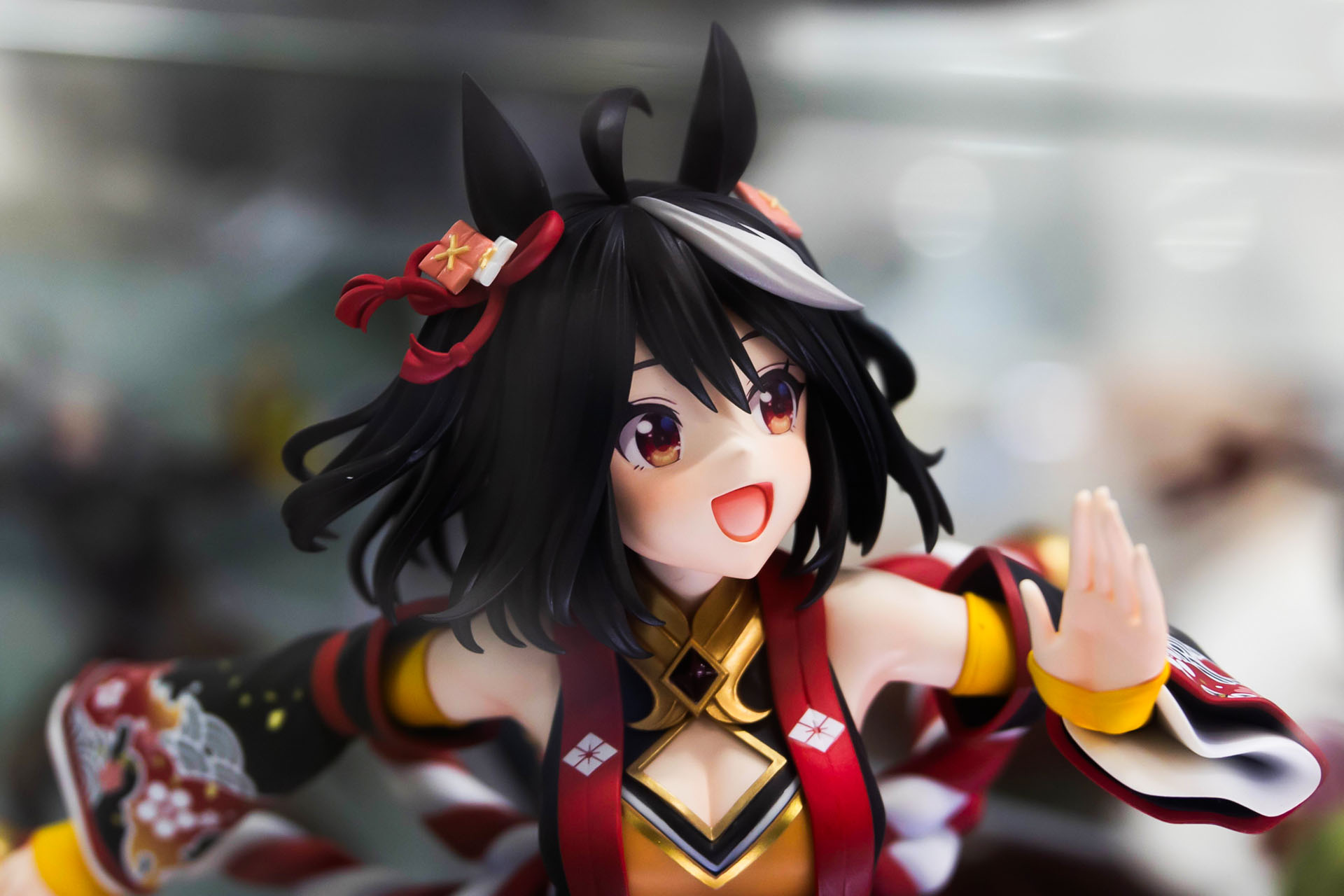 正面から見ると、やや斜め前方を見えているようか感じになる