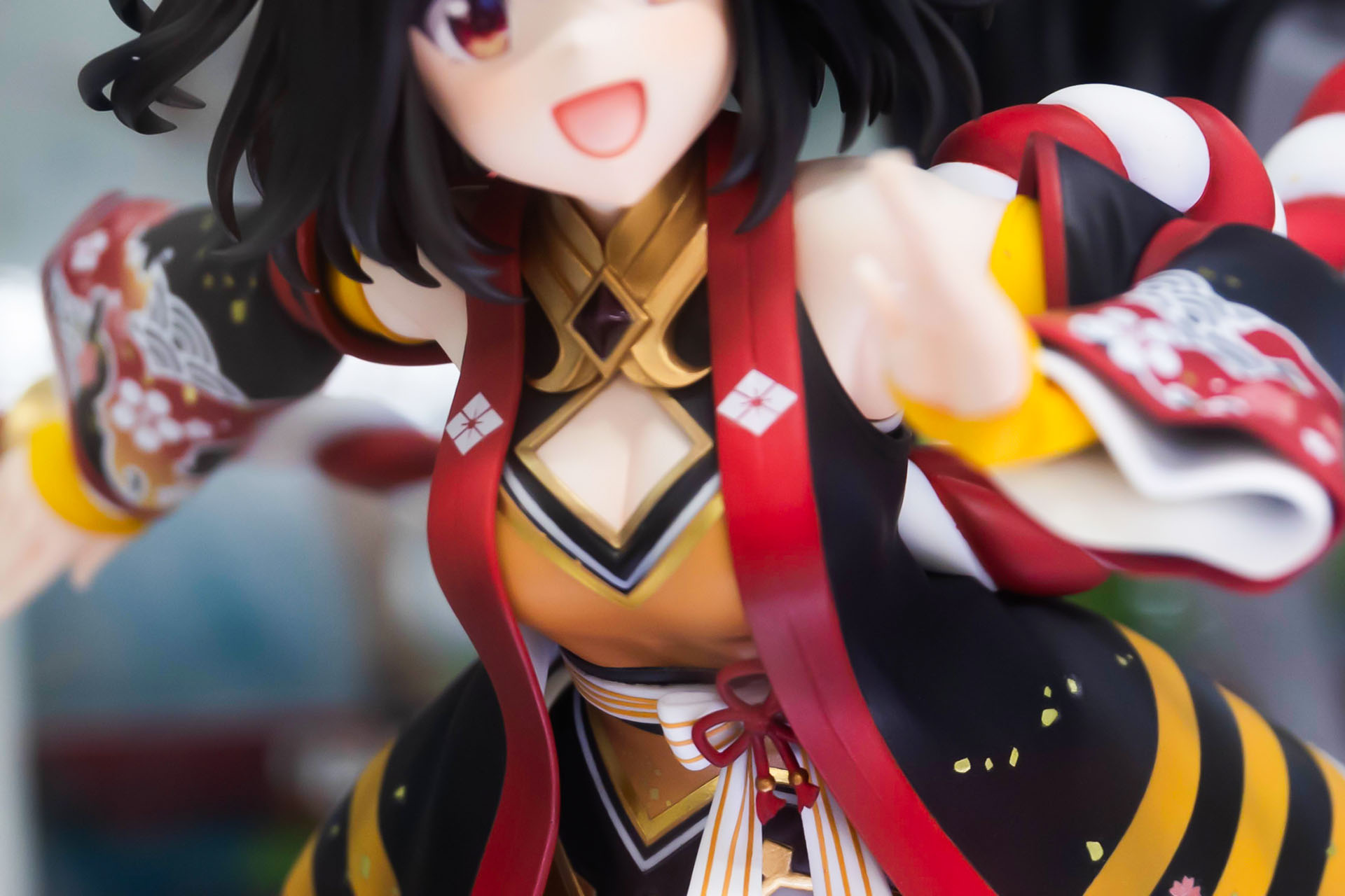 ちらりと胸元が開いているところがセクシー！