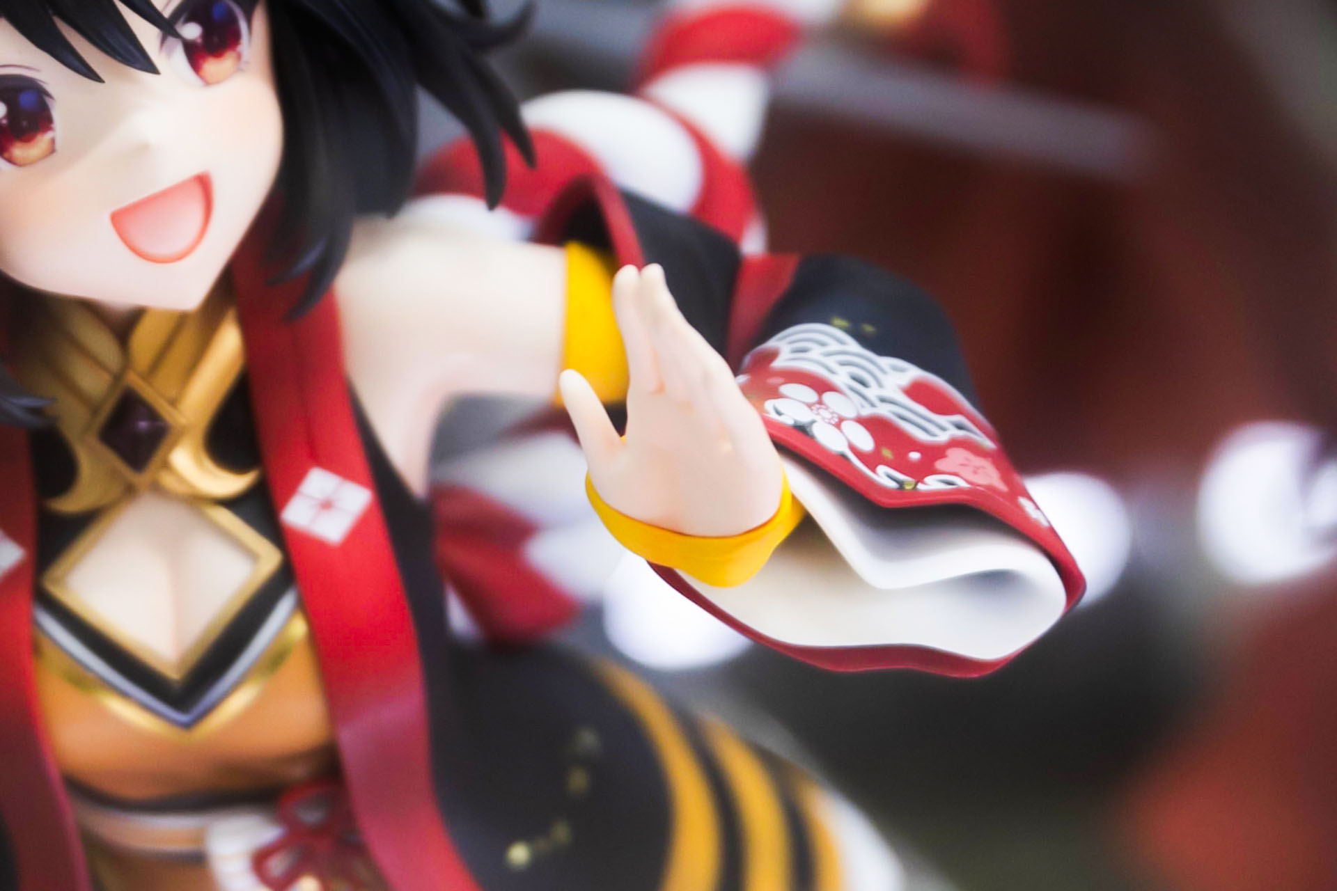 手のポーズもよく見るとなかなか個性的で面白い