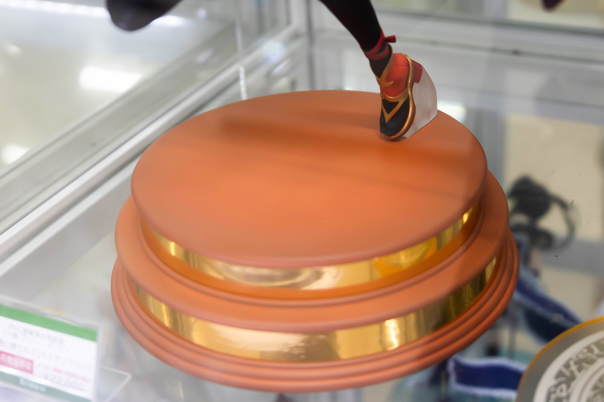 台座部分はトロフィーの高級感が溢れるような作りになっている