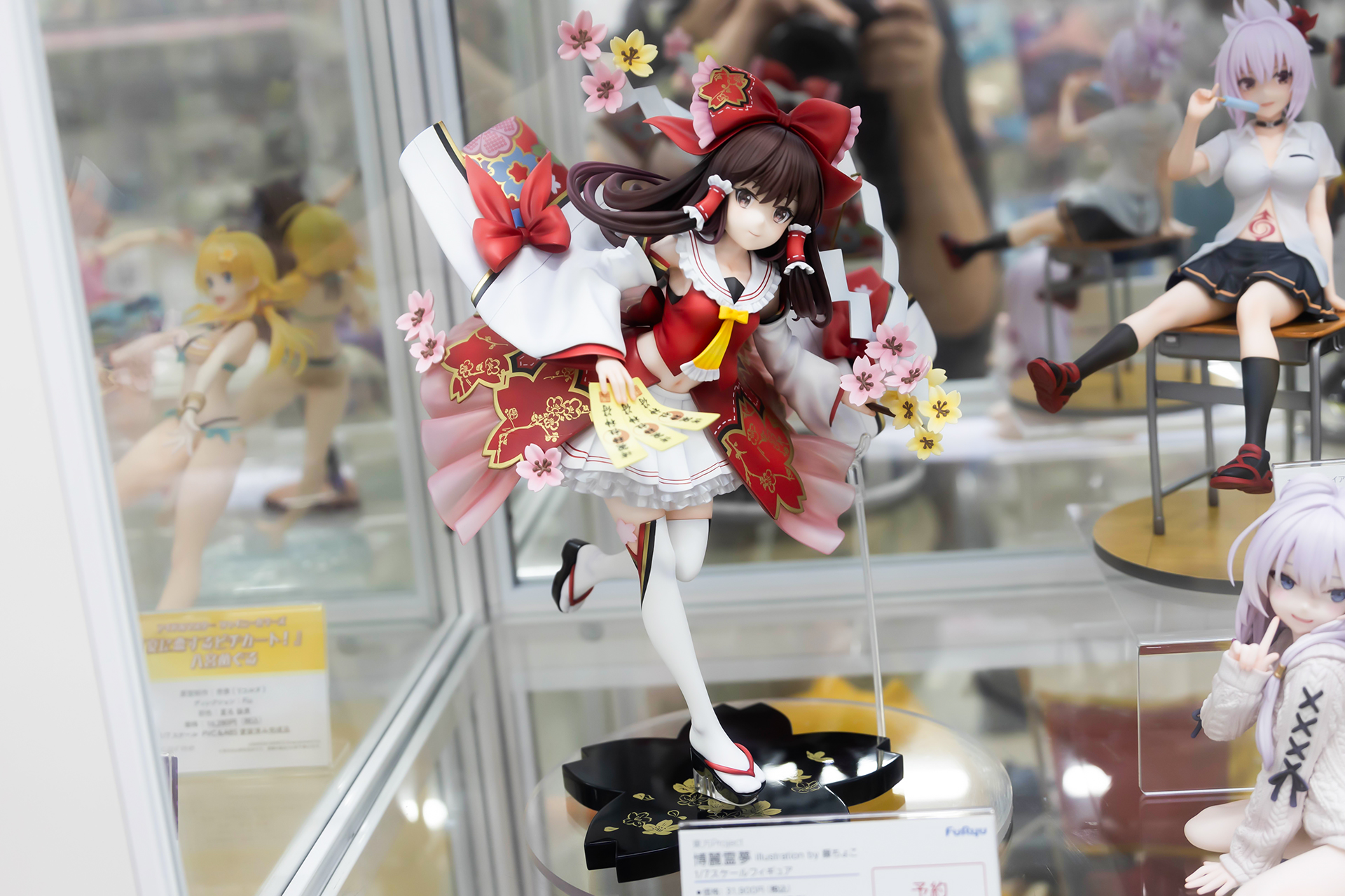 フィギュアの素材はPVCとABSで、台座を含まない頭頂部までの全高は約220mmだ