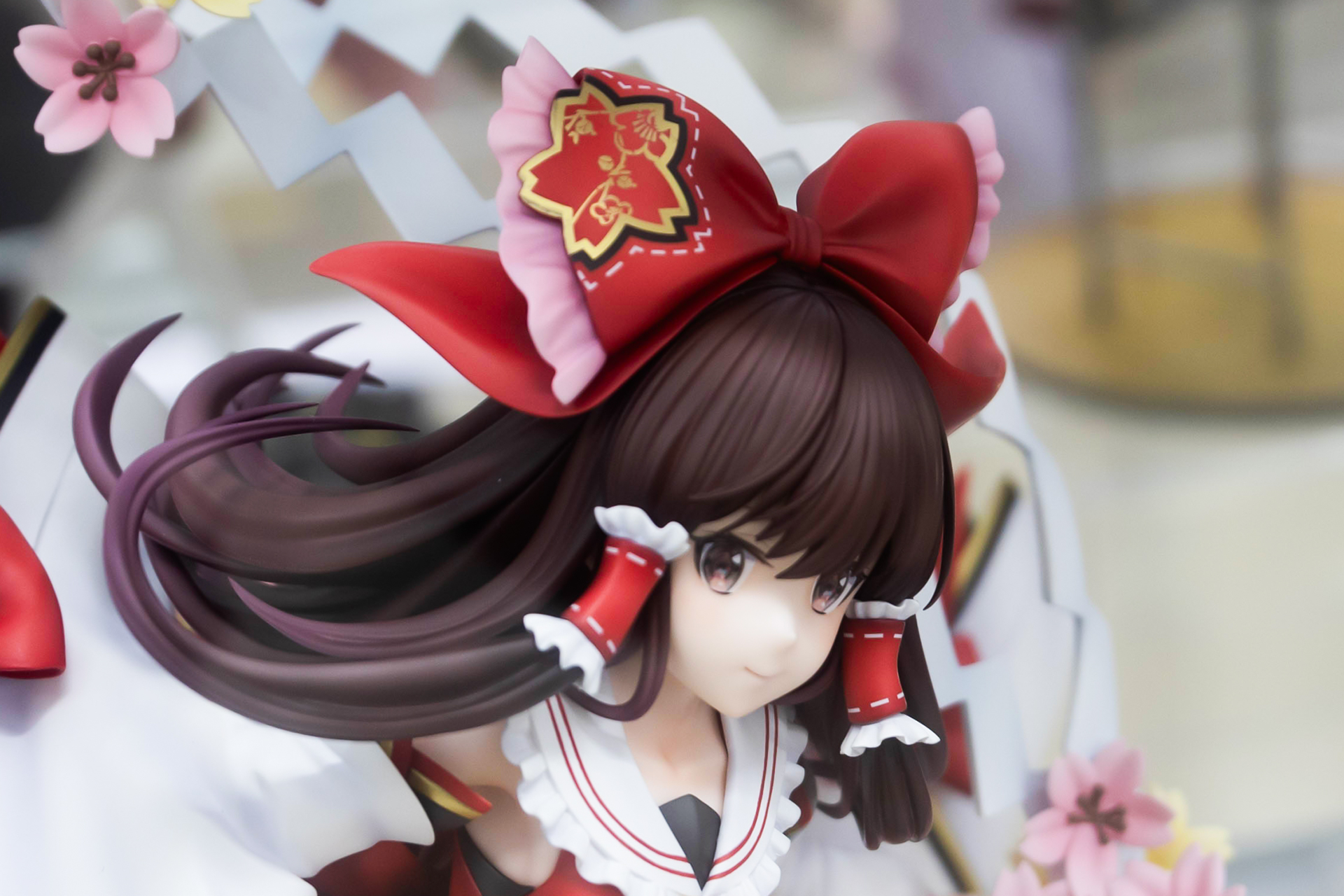 髪には派手なリボンが付けられている