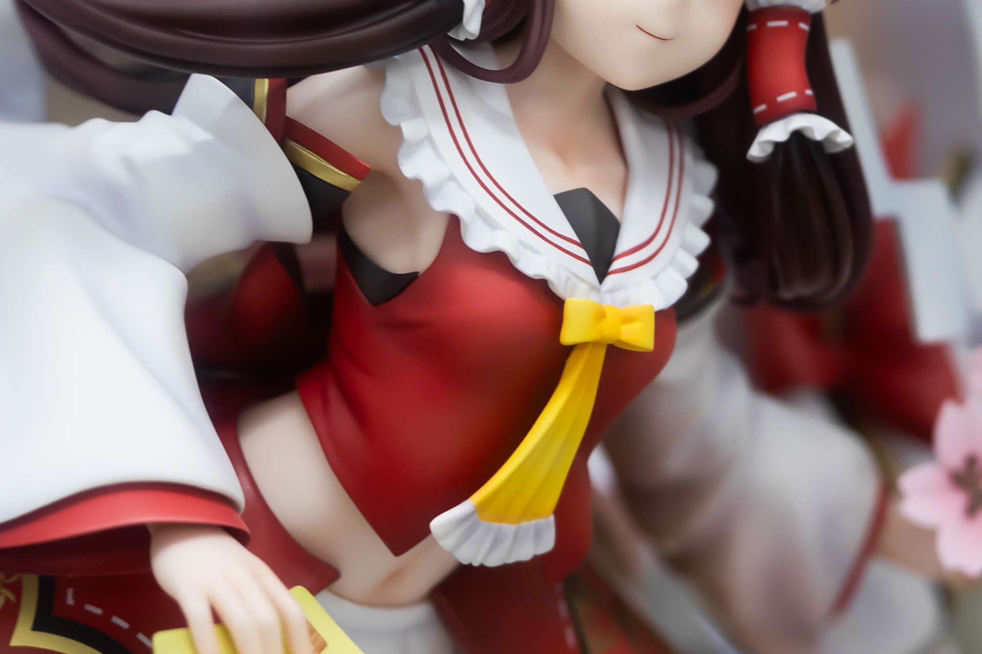 上着部分は丈が短めで、おへその辺りは肌が見えている