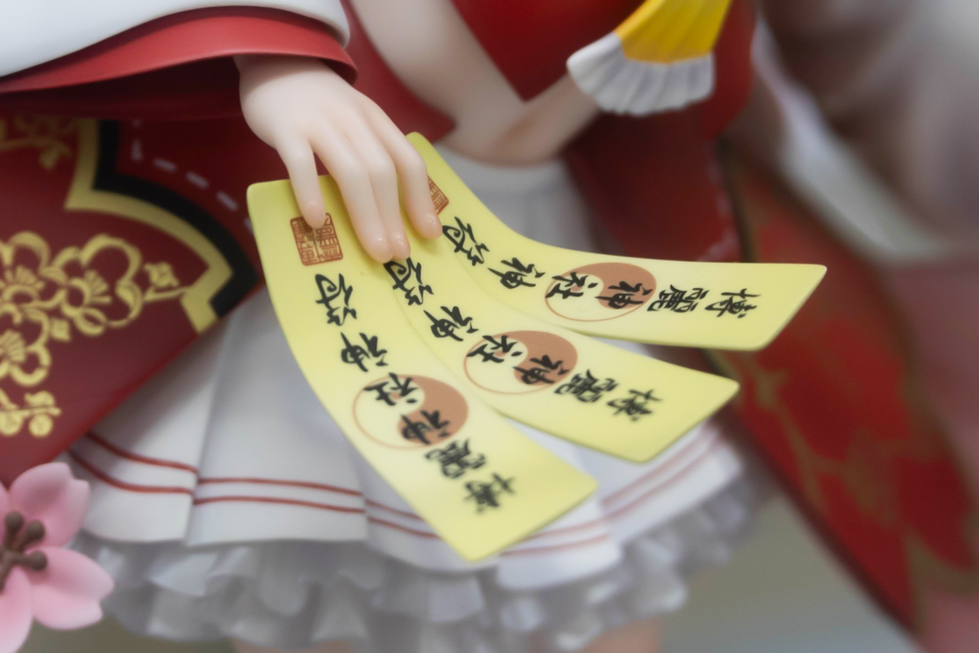 手に持ったお札は文字までしっかり描き込まれている