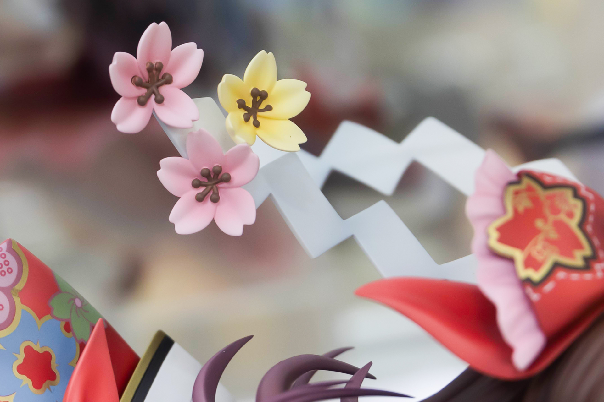 あちらこちらに花びらを模ったアクセサリーが付けられている