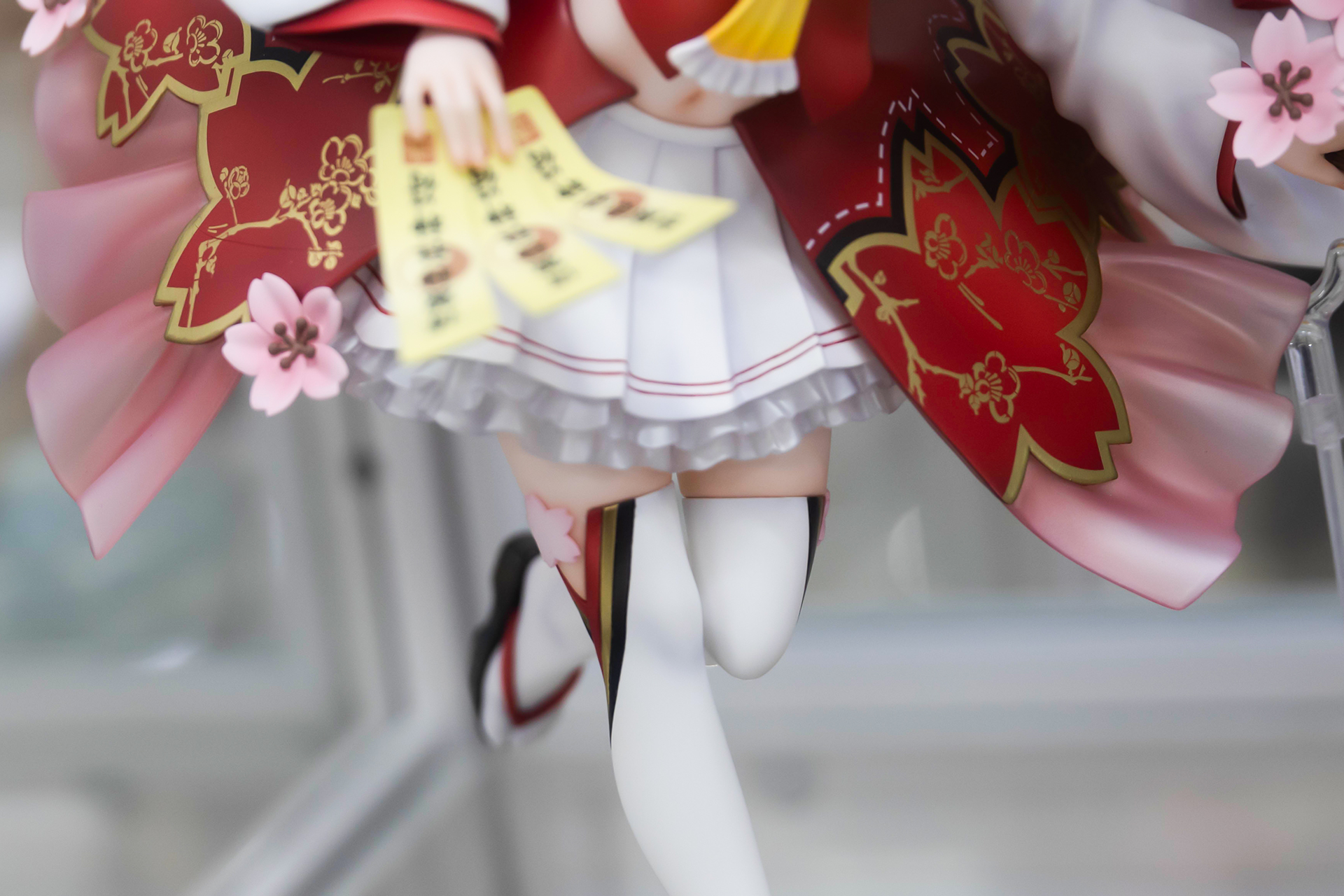 下半身はスカートを履いているが、和服と洋服がいり混ざったようなユニークなスタイルだ