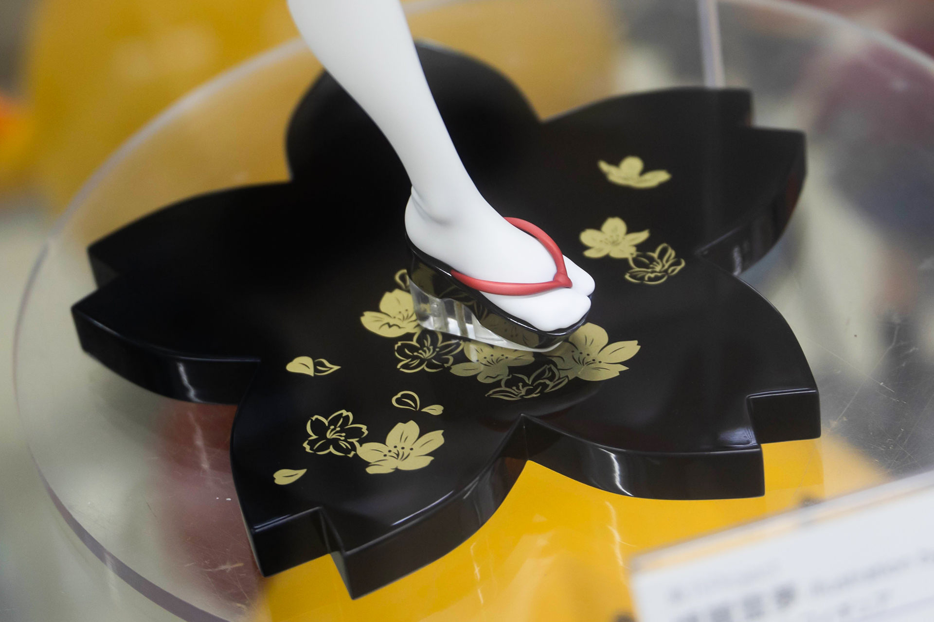 台座部分は漆塗りのような見た目になっている