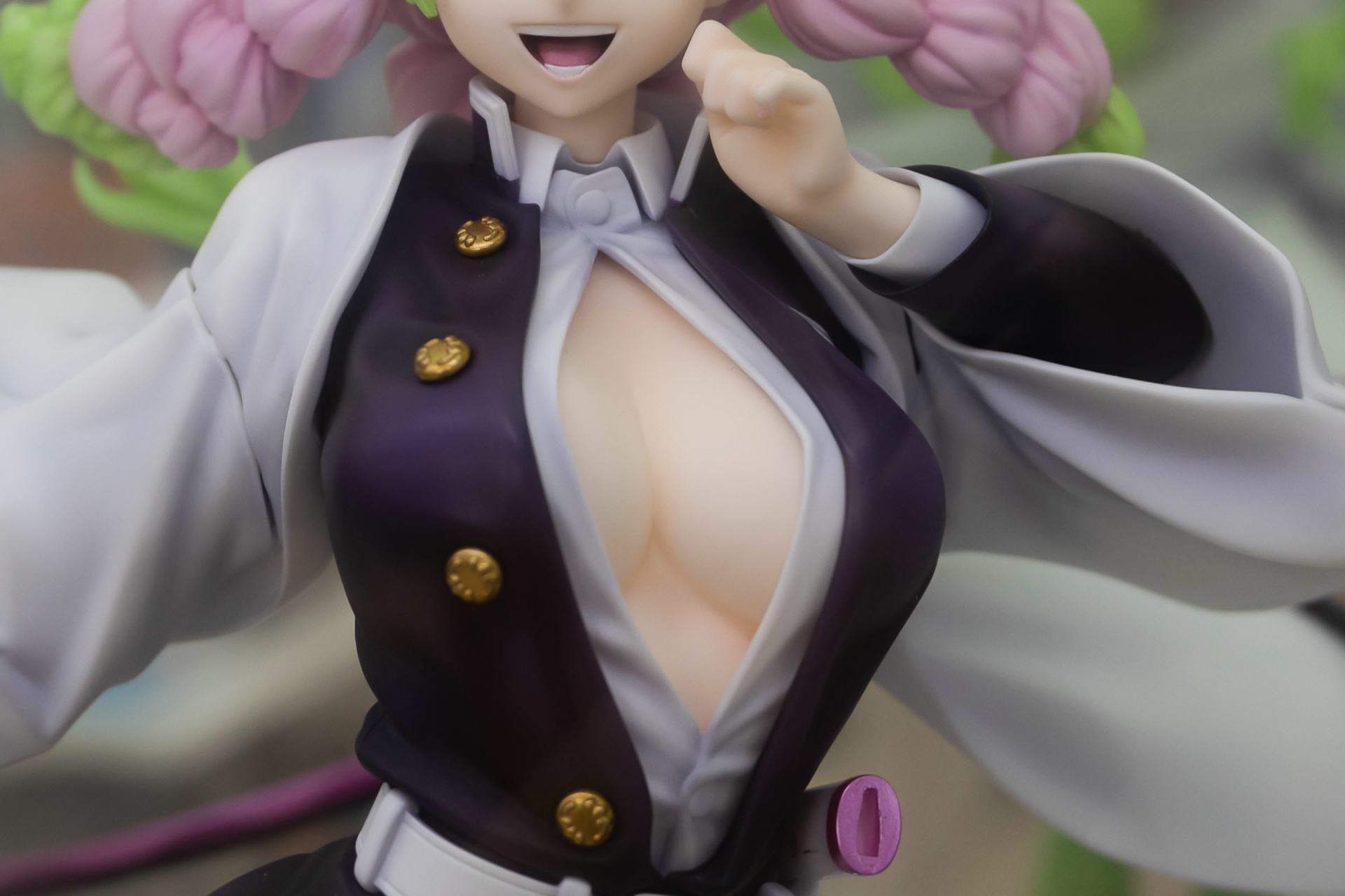 なぜか胸元はぱっくりと開いている