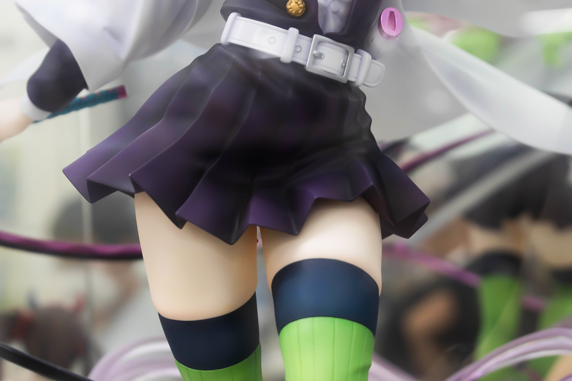 ひらひらとした隊服のスカート部分はかなり短めだ